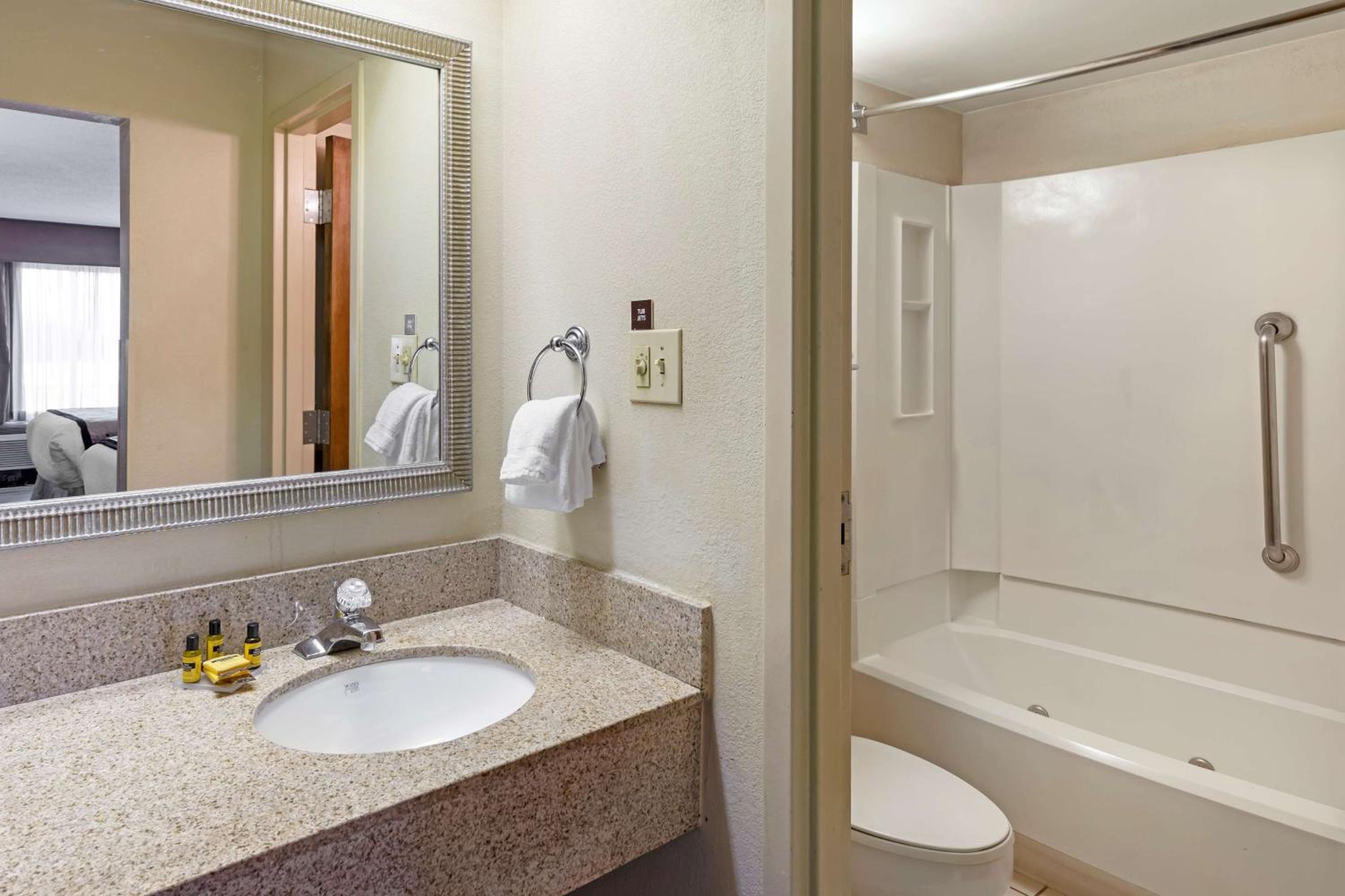 Queen Room with Two Queen Beds and Exterior Entrance - Non-Smoking - Photo 3