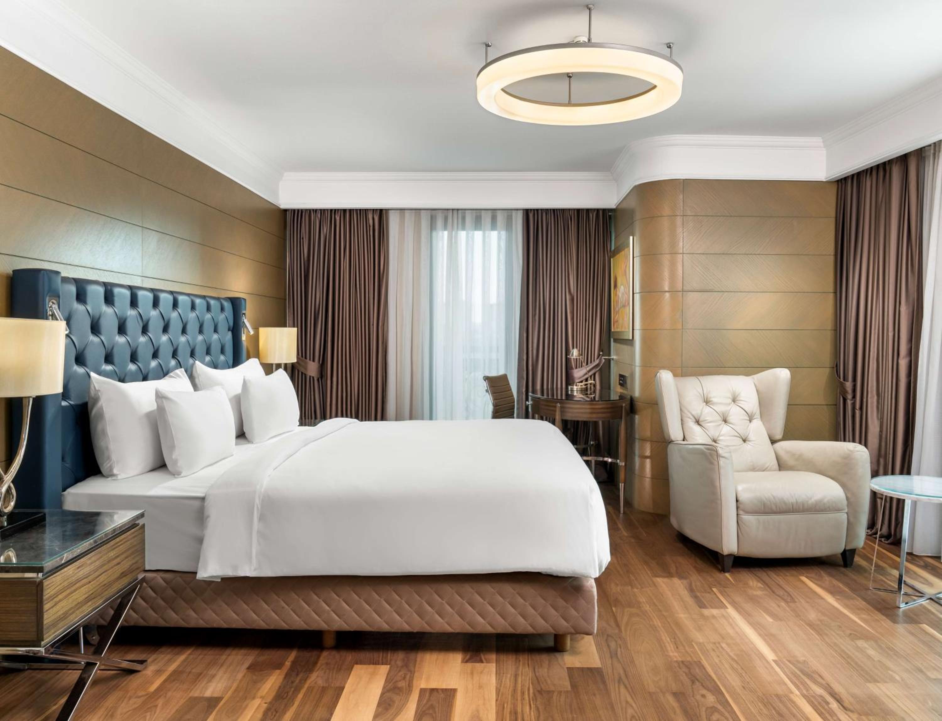 Junior Suite with City View - Lounge Access