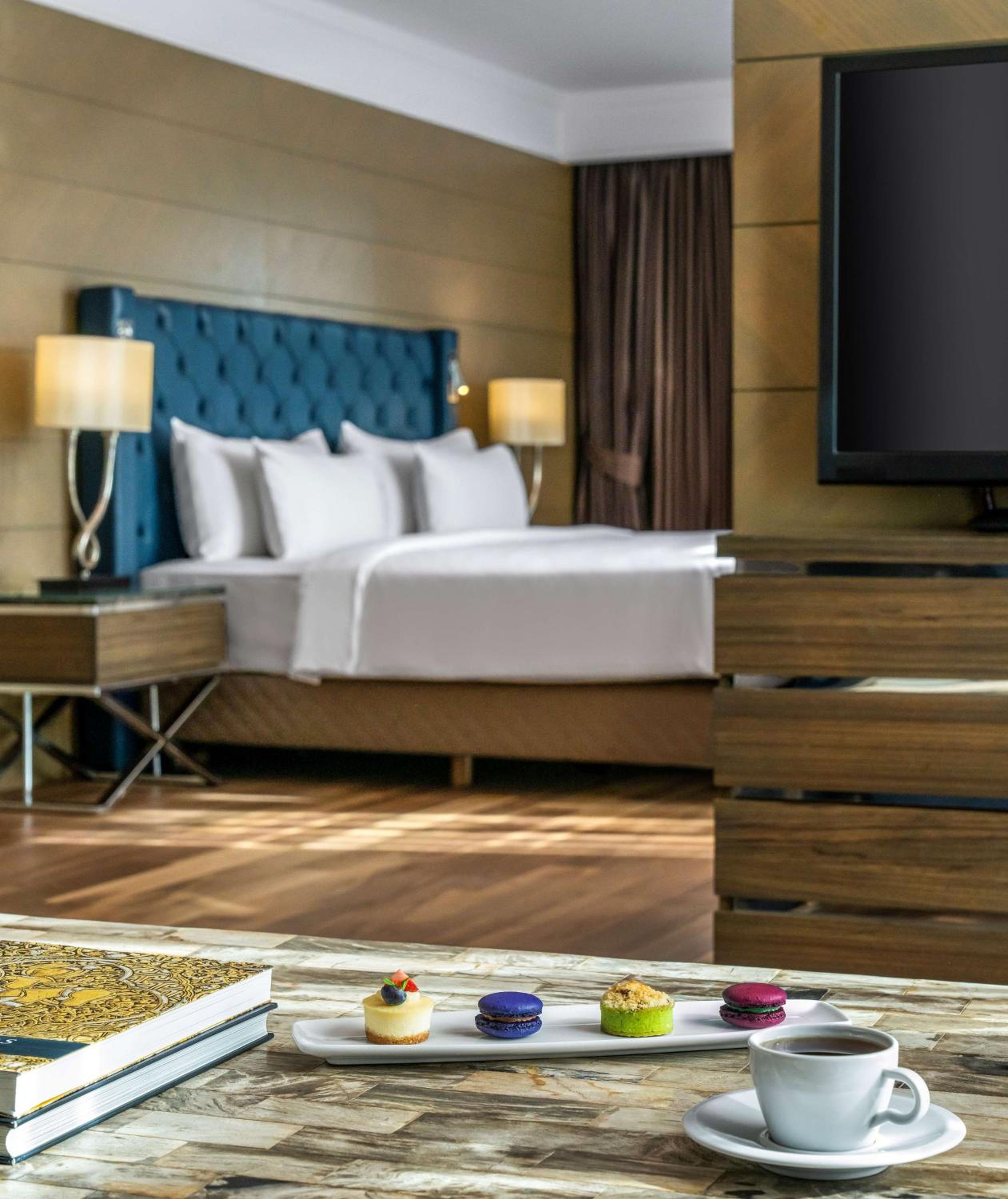 Junior Suite with City View - Lounge Access - Photo 2
