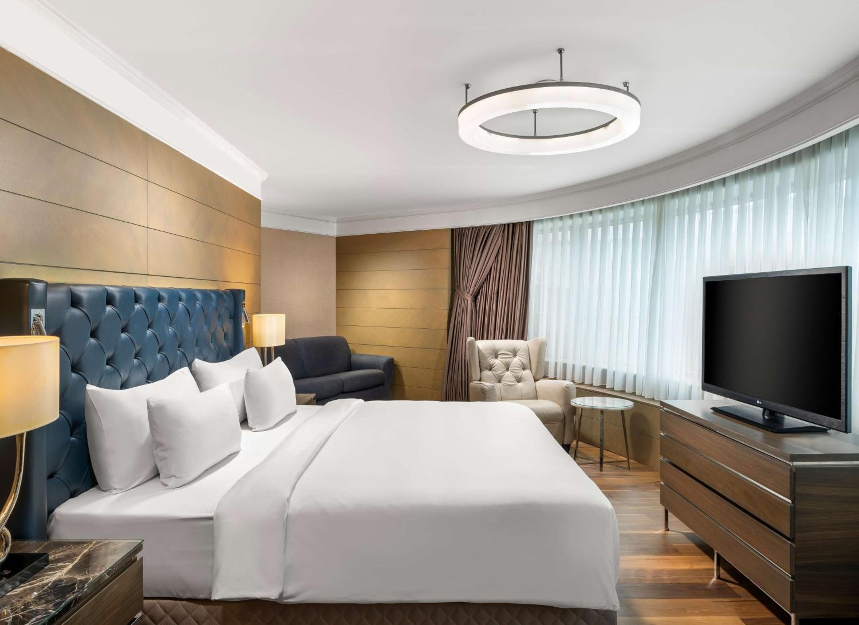 Panoramic Suite with City View - Lounge Access