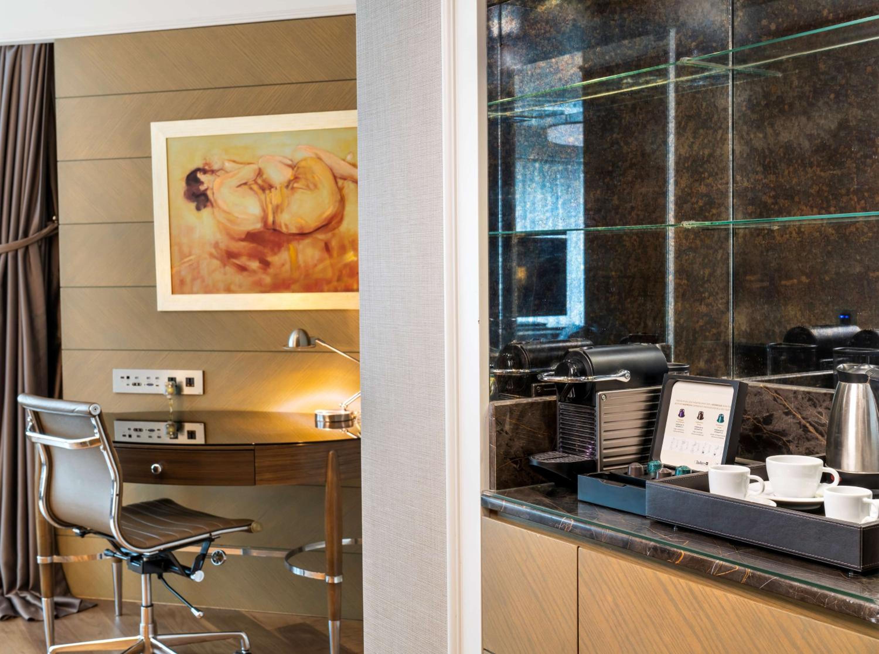 Panoramic Suite with City View - Lounge Access - Photo 2