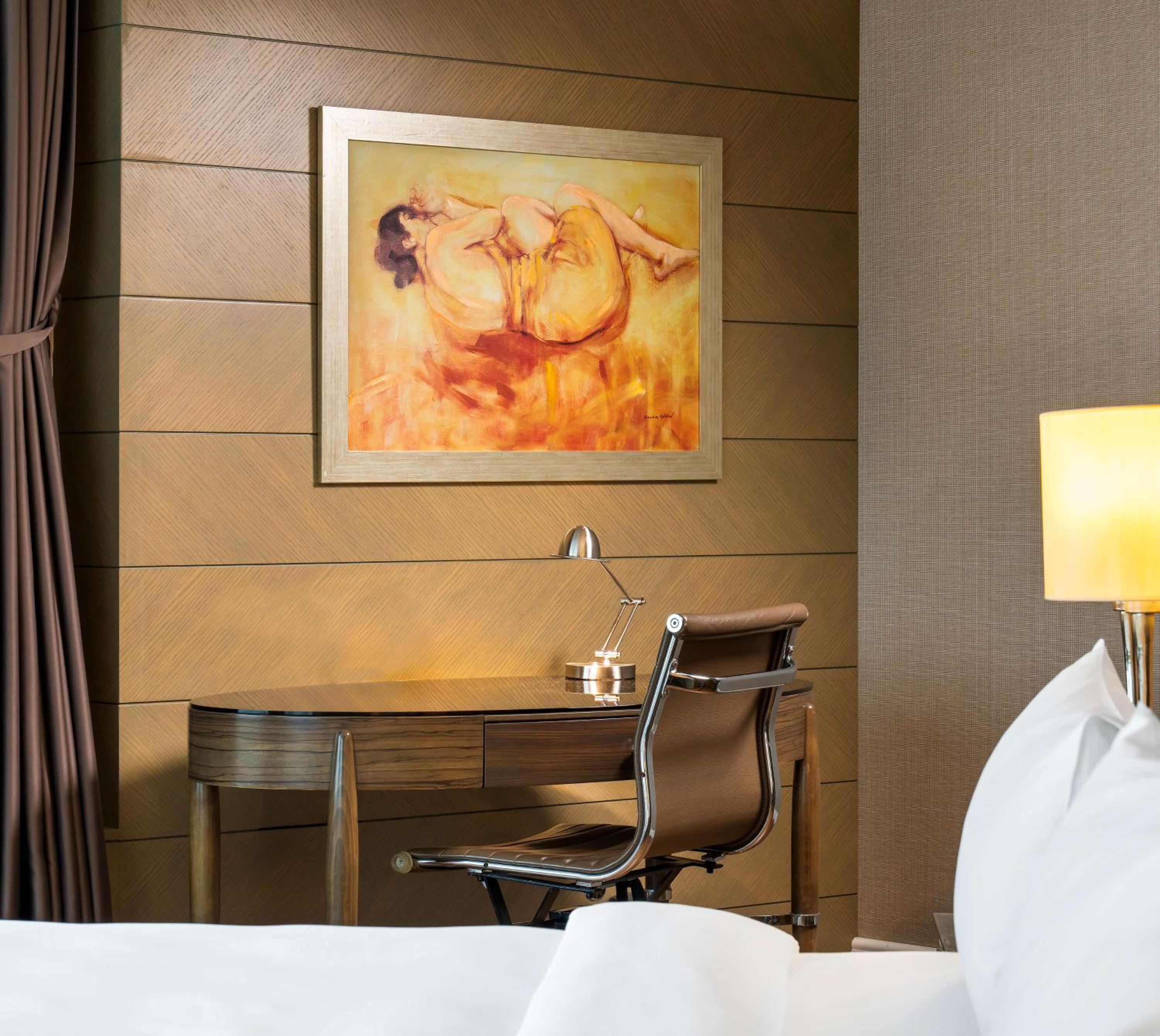 Panoramic Suite with City View - Lounge Access - Photo 3