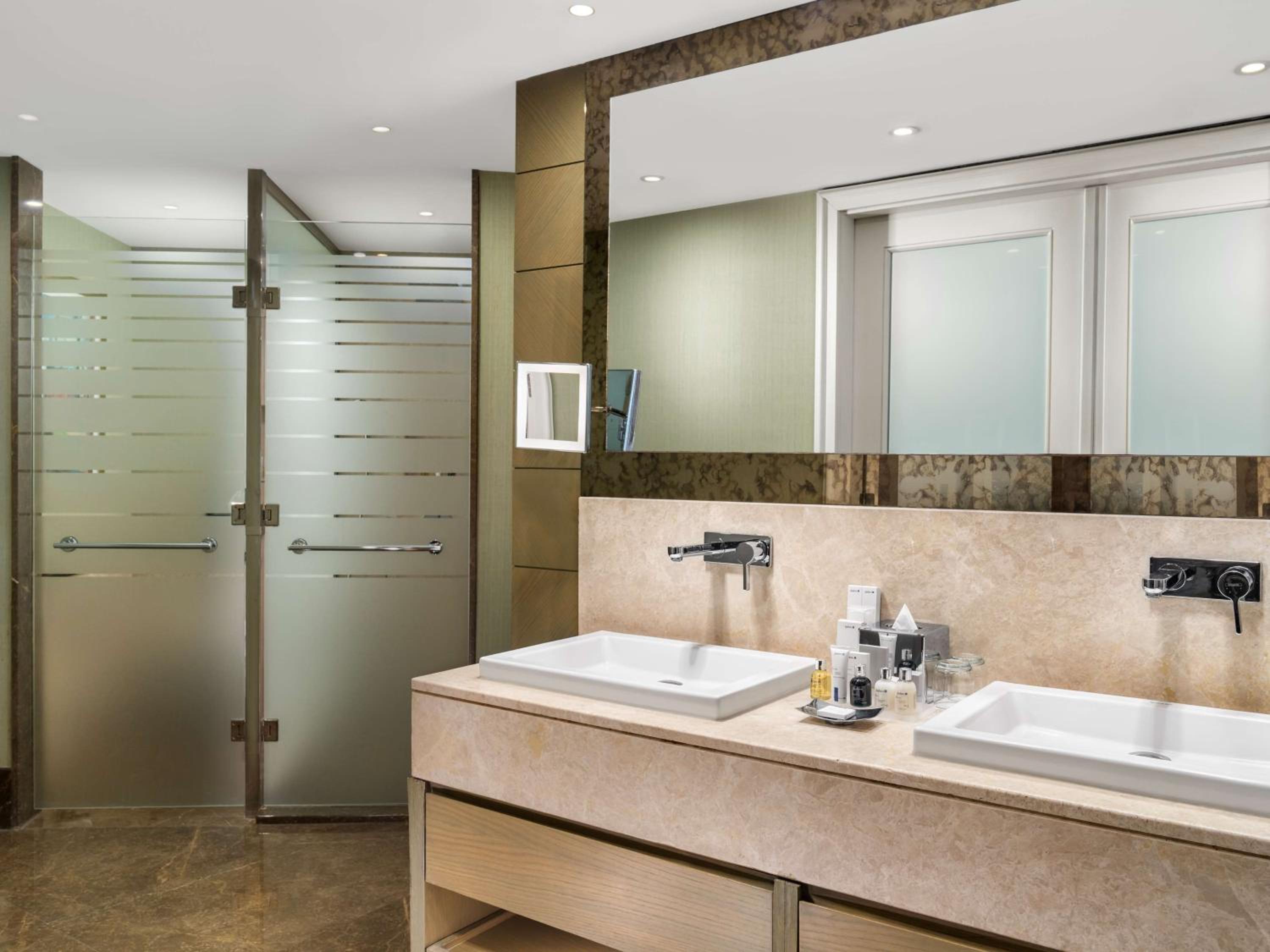 Suite with City View - Lounge Access - Photo 6