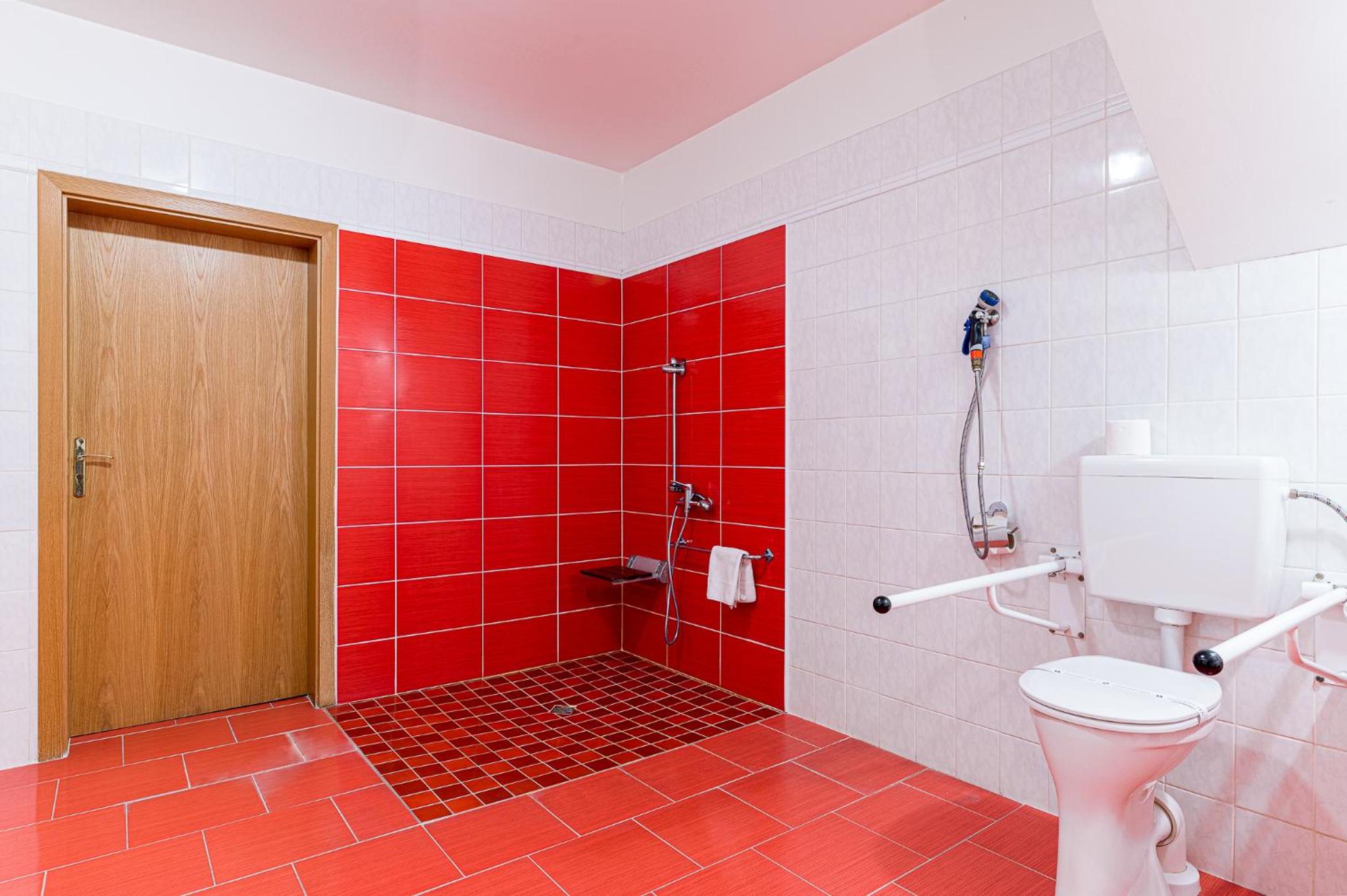 Twin Room - Disability Access photo 3