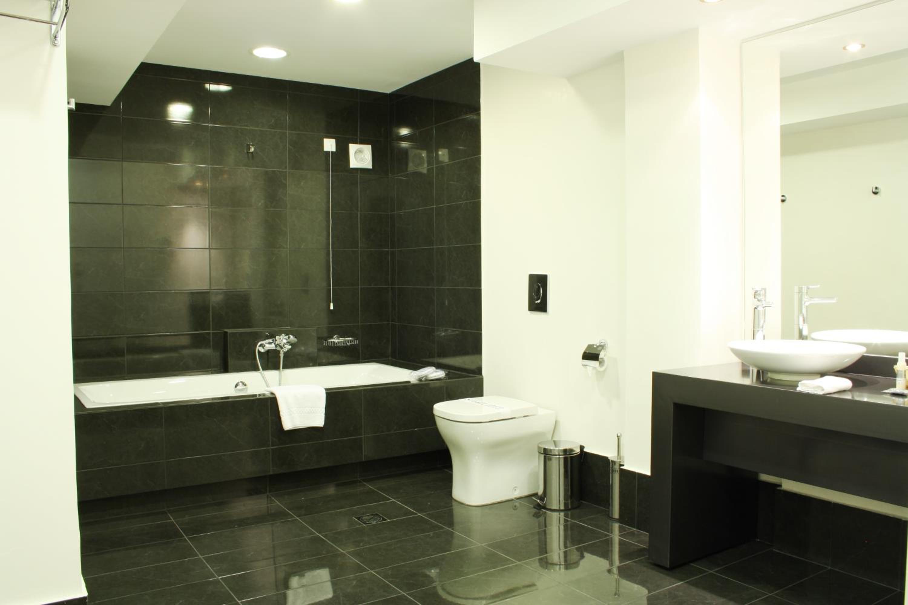 Business Suite Semi-Basement photo 2