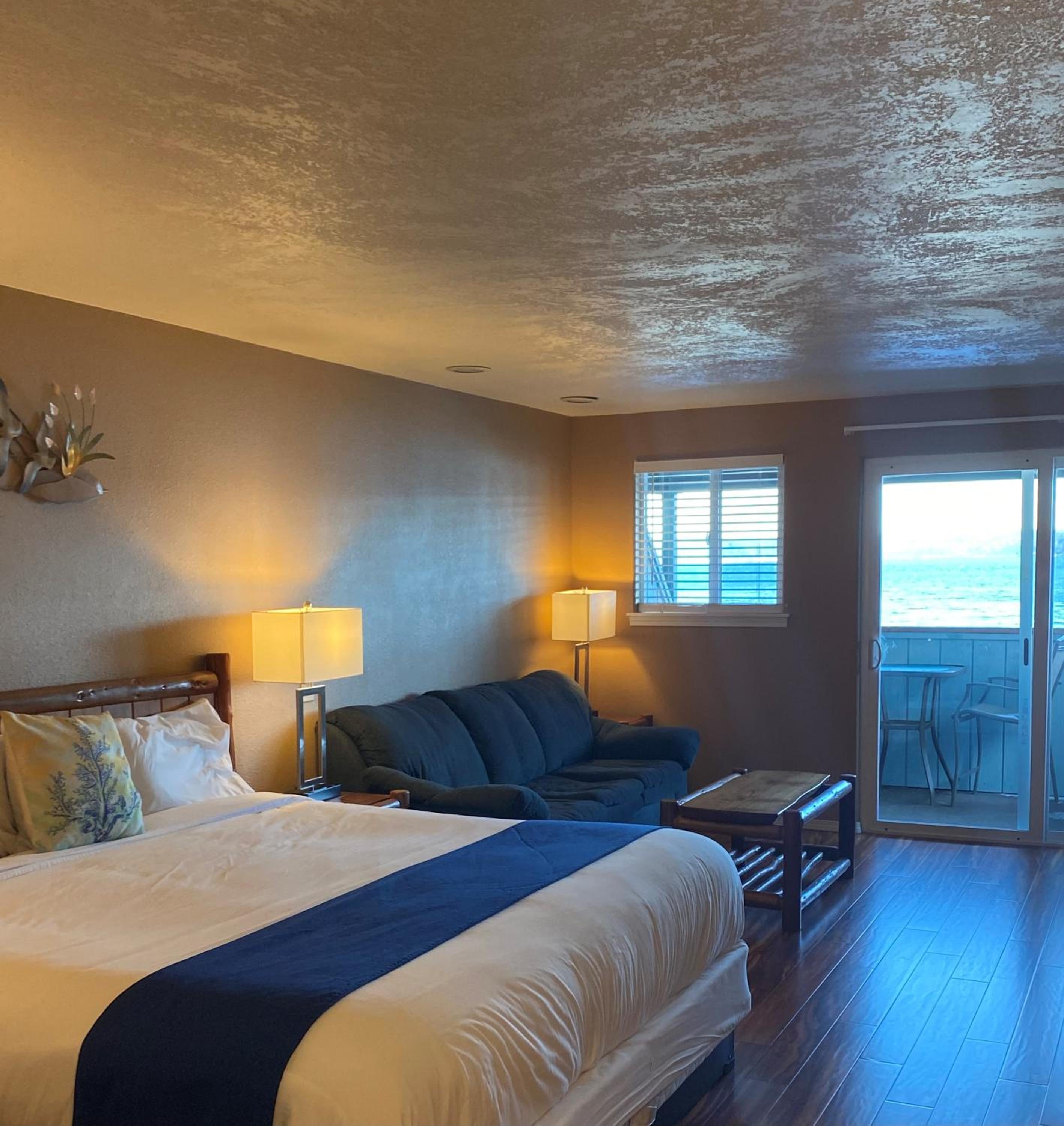 King Suite with Balcony - Photo 5