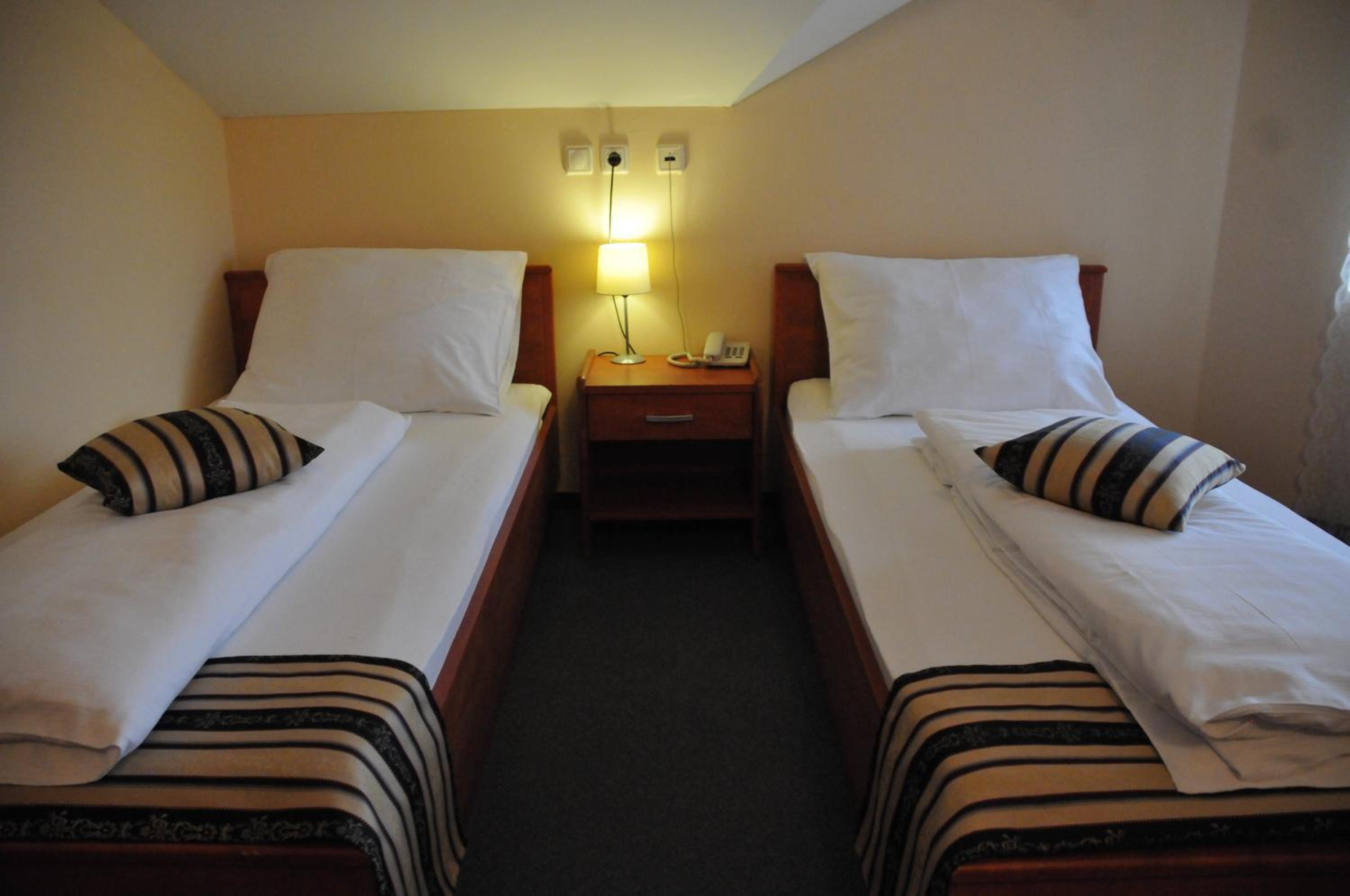 Twin Room - Photo 7
