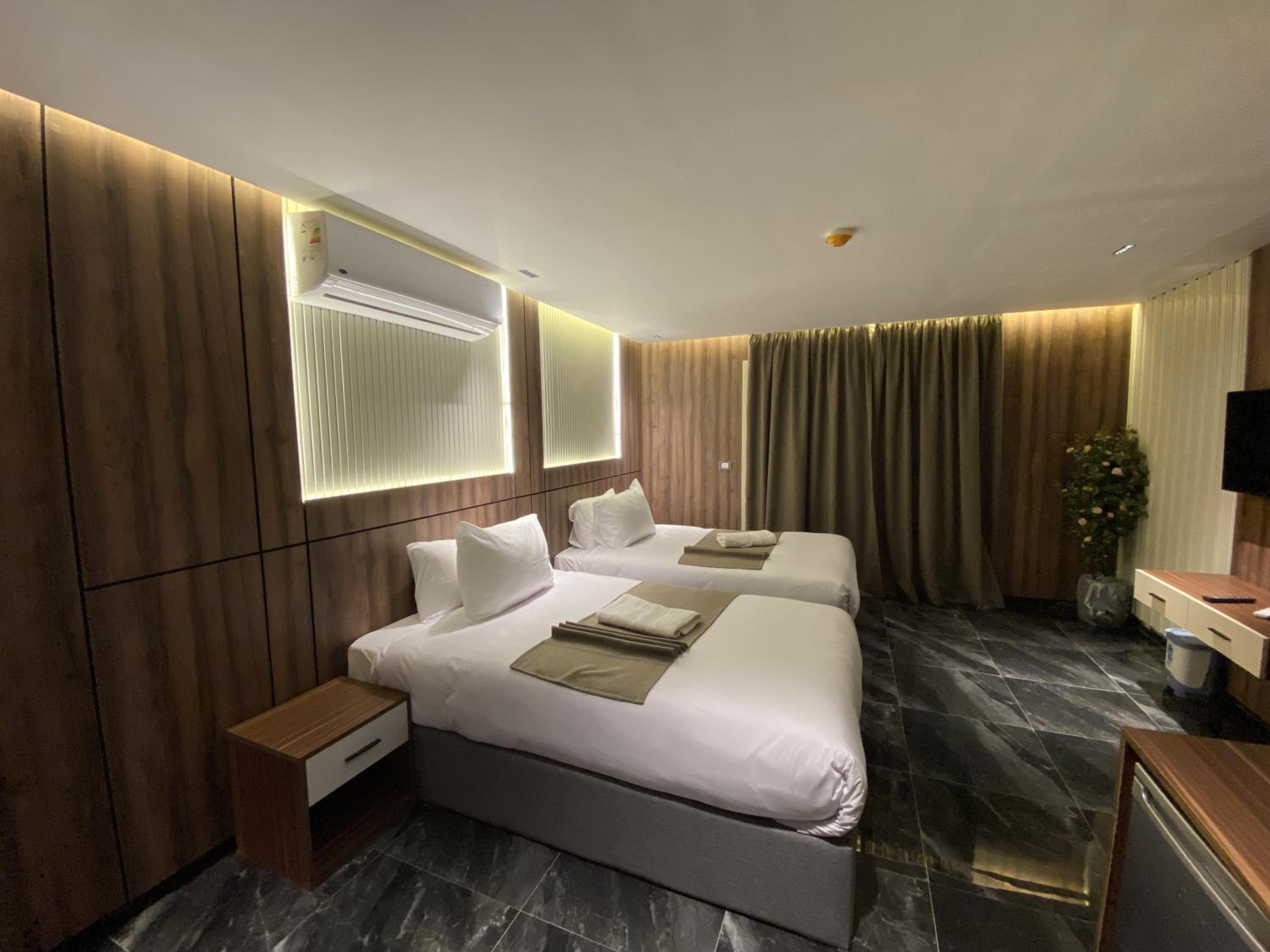 Superior Twin Room With Pyramids View photo 3