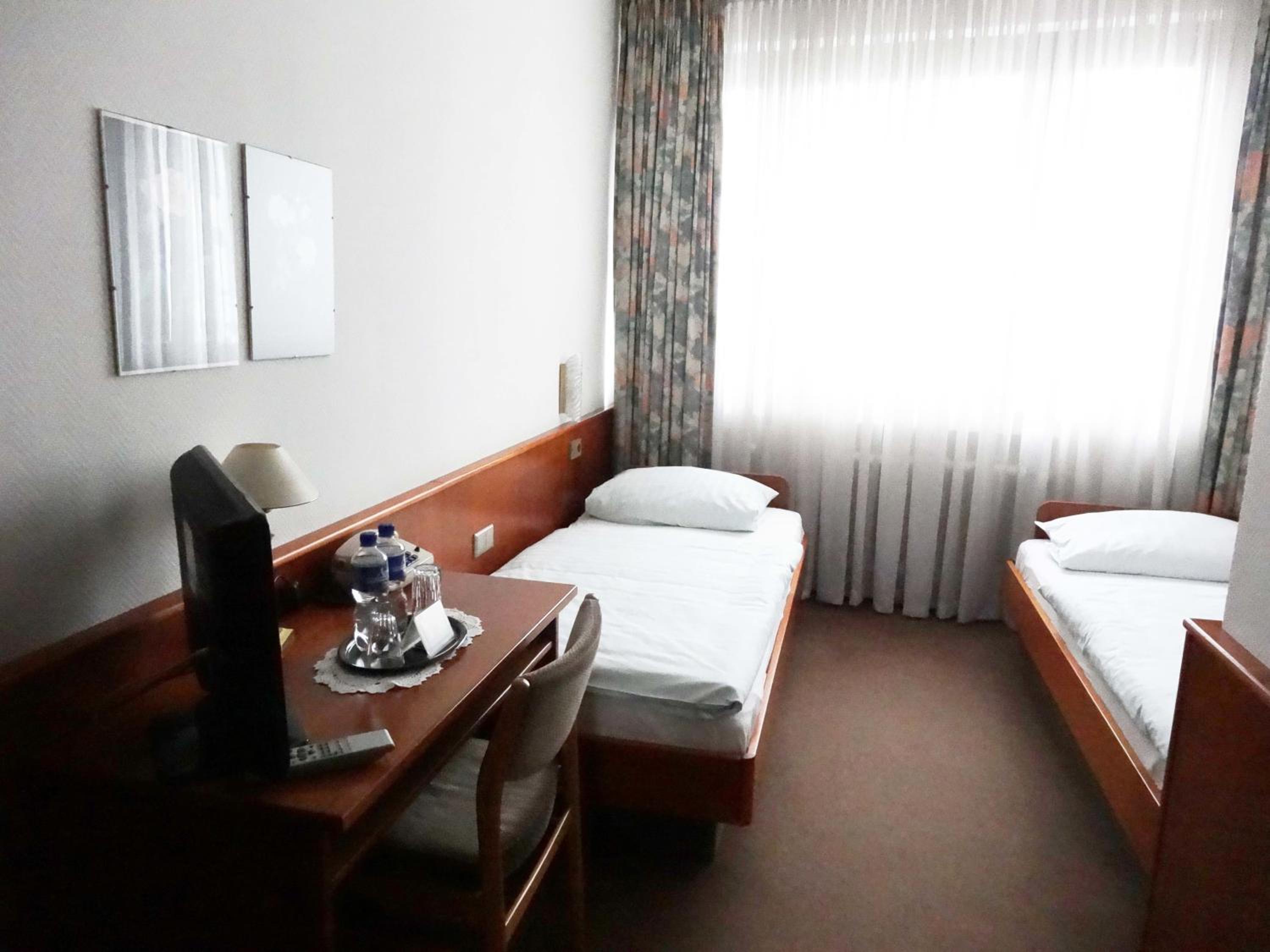 Twin Room - Photo 4