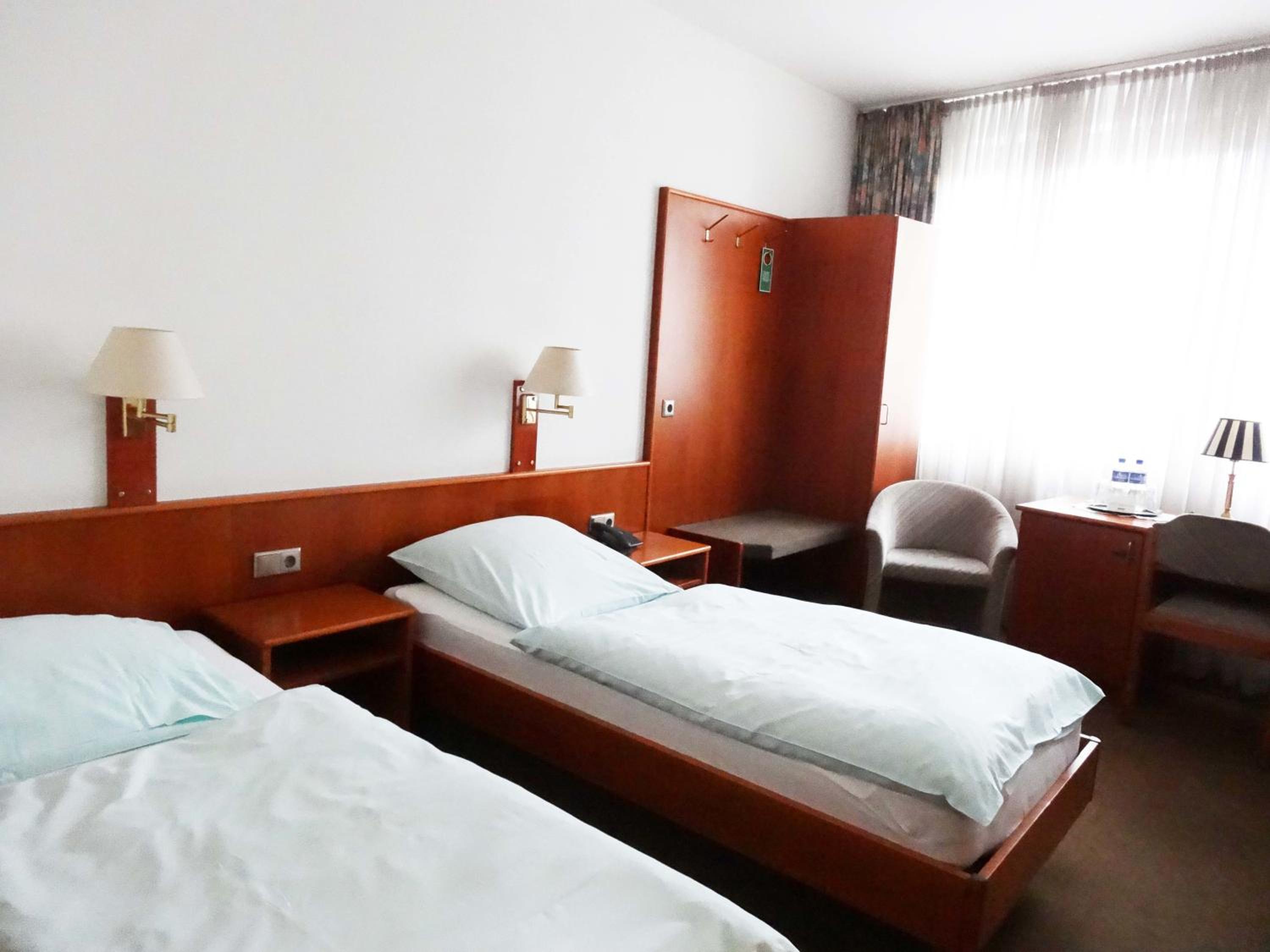 Twin Room - Photo 3