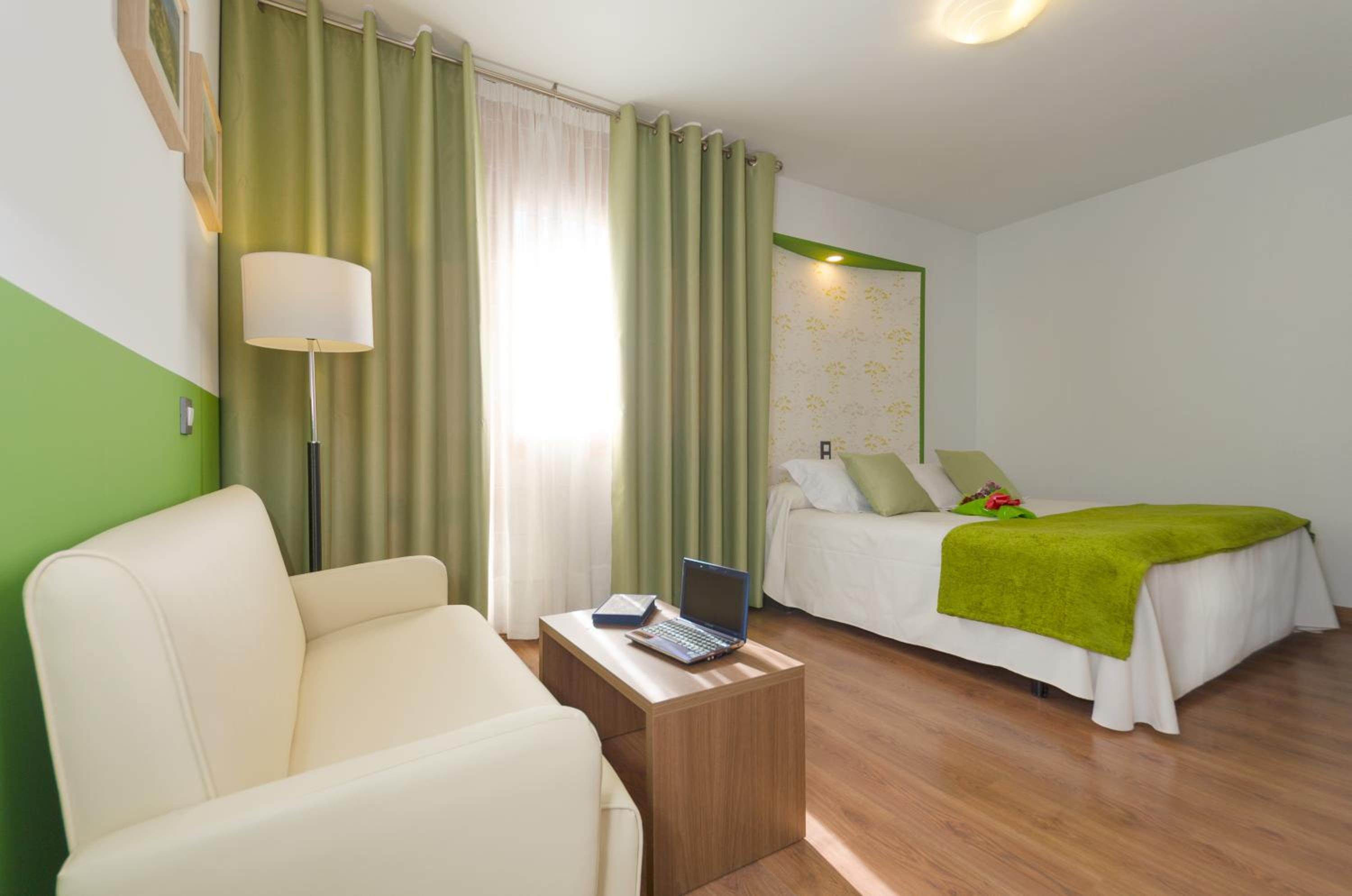 Habitación Doble con Cama Queen y Vista a una calle tranquila