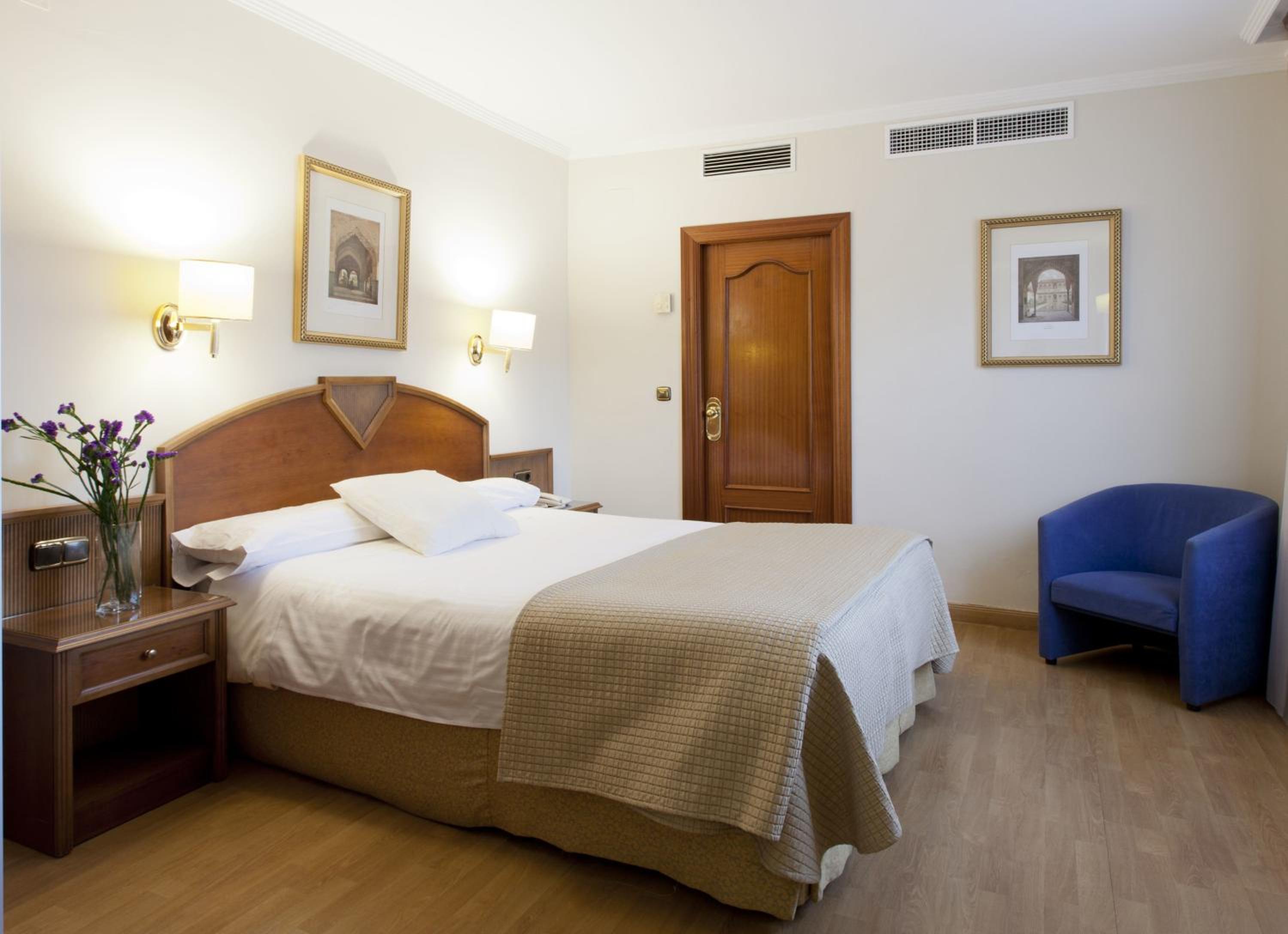 Double or Twin Room - Photo 4