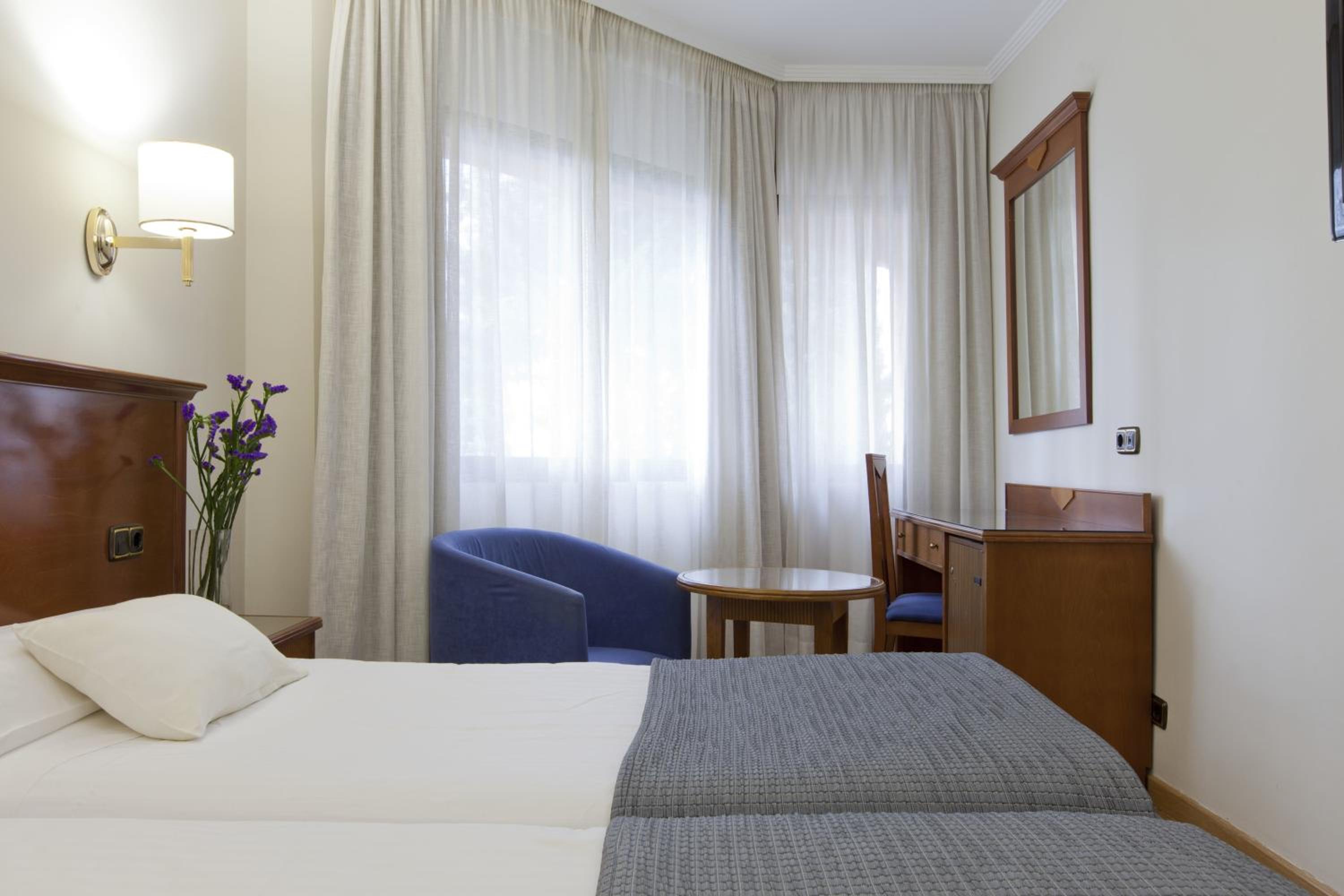 Double or Twin Room - Photo 12