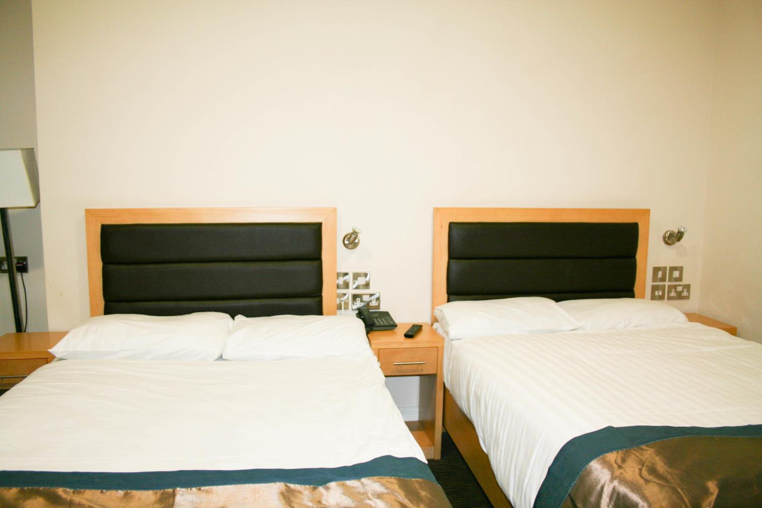 Economy Triple Room photo 3
