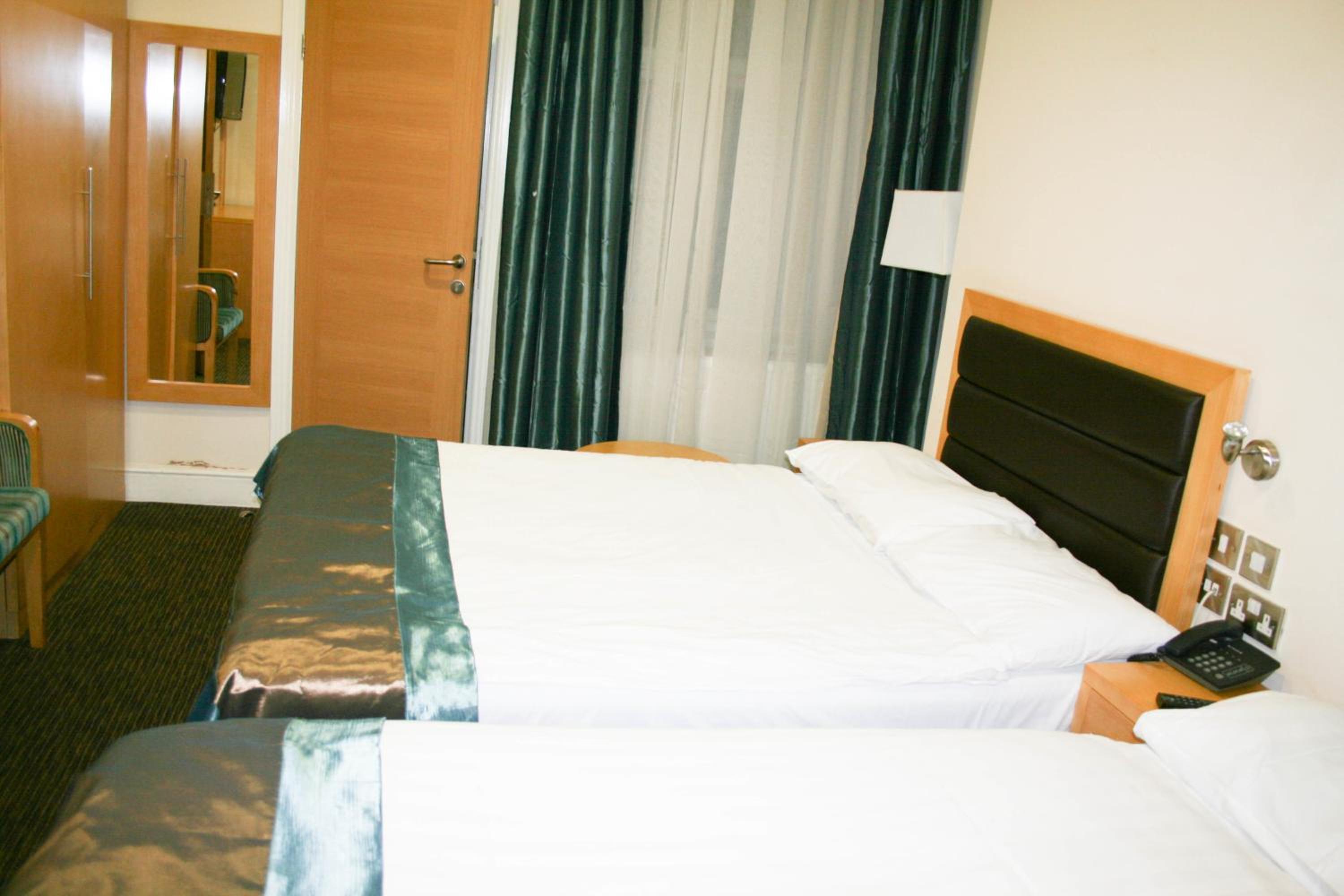 Economy Triple Room photo 1