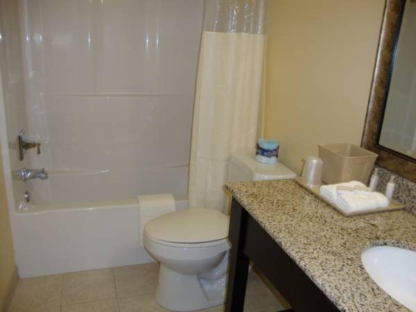 Double Room with Two Queen Beds - Photo 5