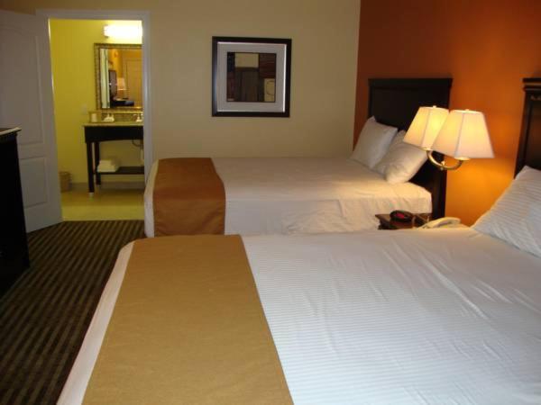 Double Room with Two Queen Beds - Photo 2