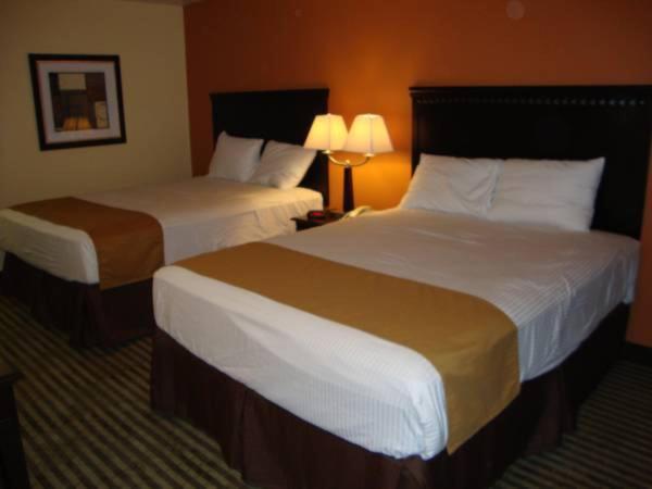 Double Room with Two Queen Beds - Photo 3