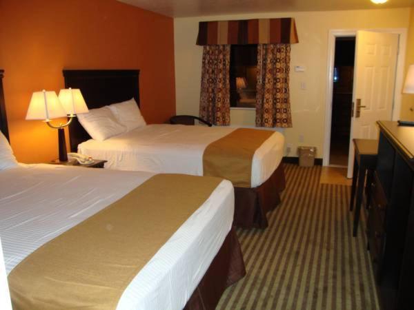 Double Room with Two Queen Beds - Photo 1