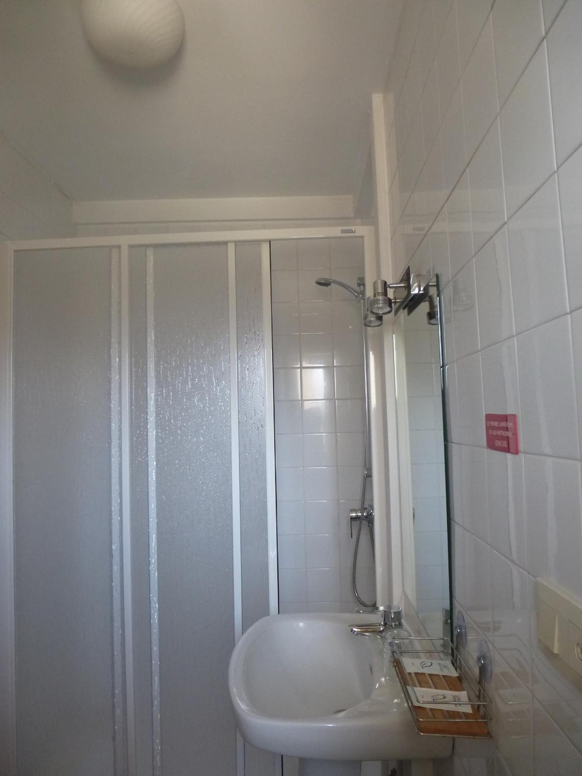Single Room with Private Bathroom photo 3