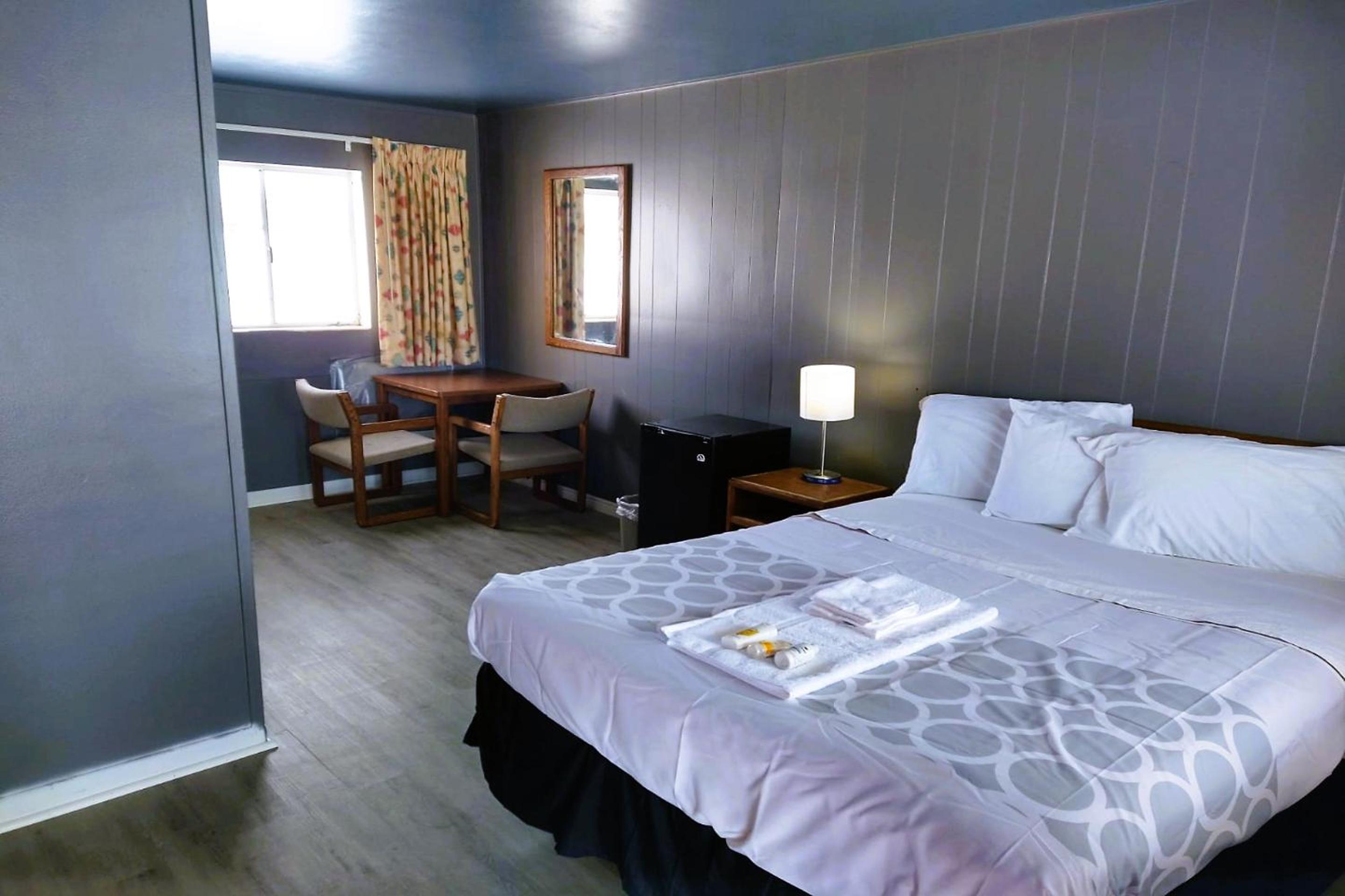 Queen Bed photo 2