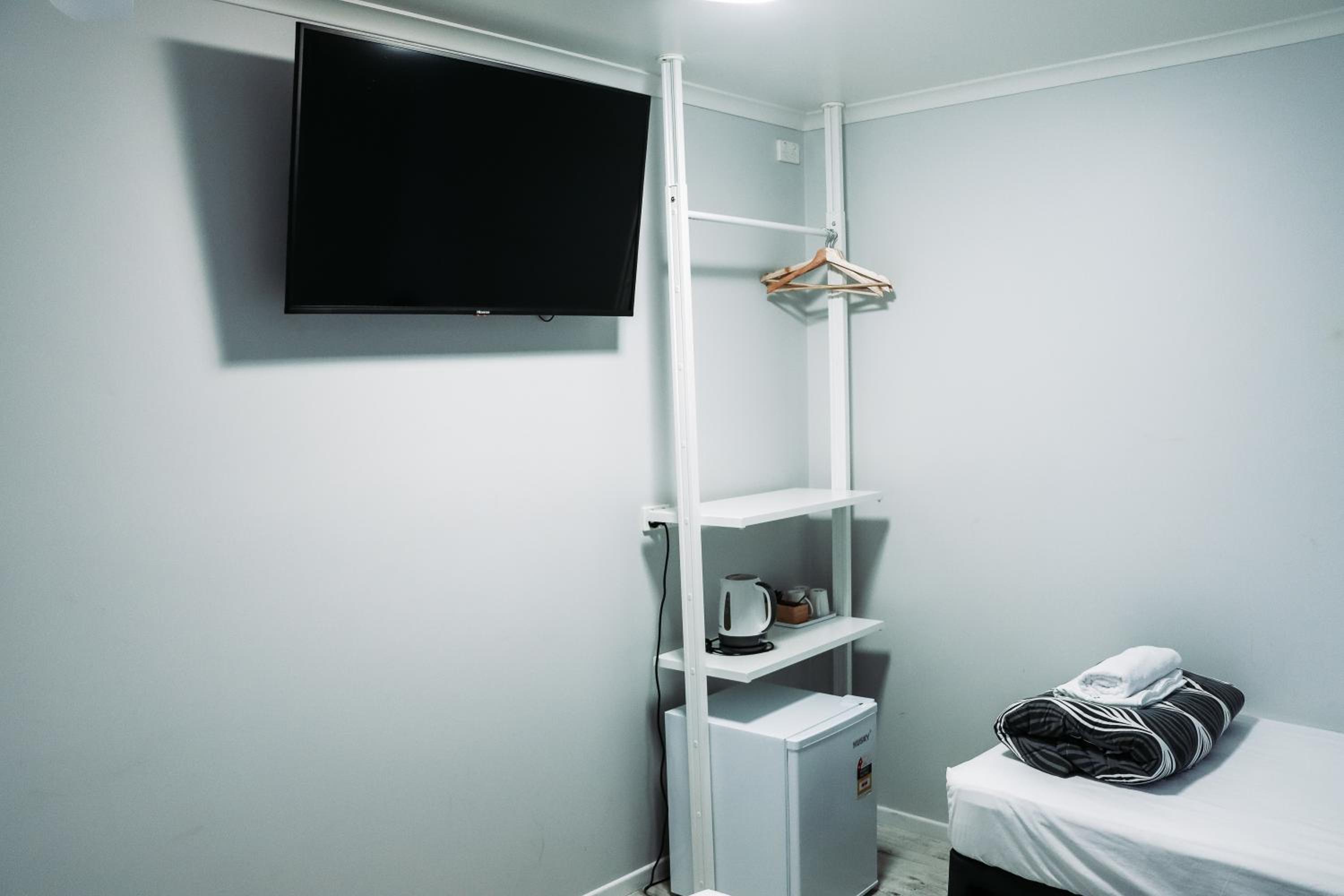 Queen Room with Private Bathroom photo 3