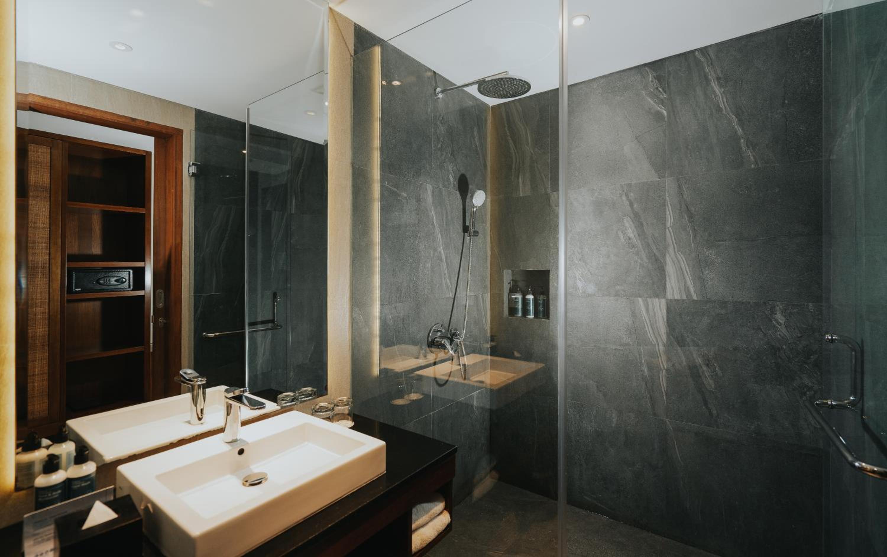 Deluxe Suite with Free Benefit - Photo 4