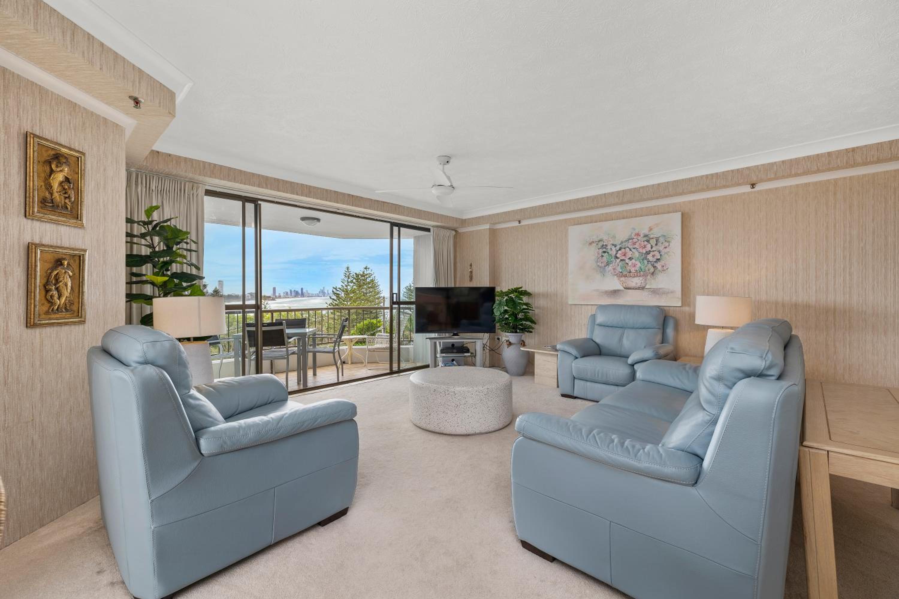 Two-Bedroom Apartment With Ocean View - Retro 105