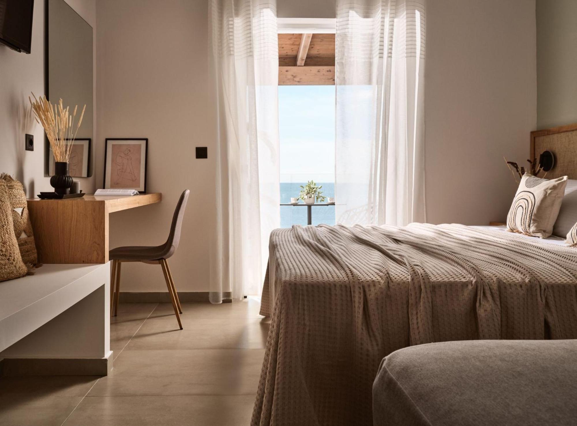 Deluxe Triple Room with Sea View photo 3