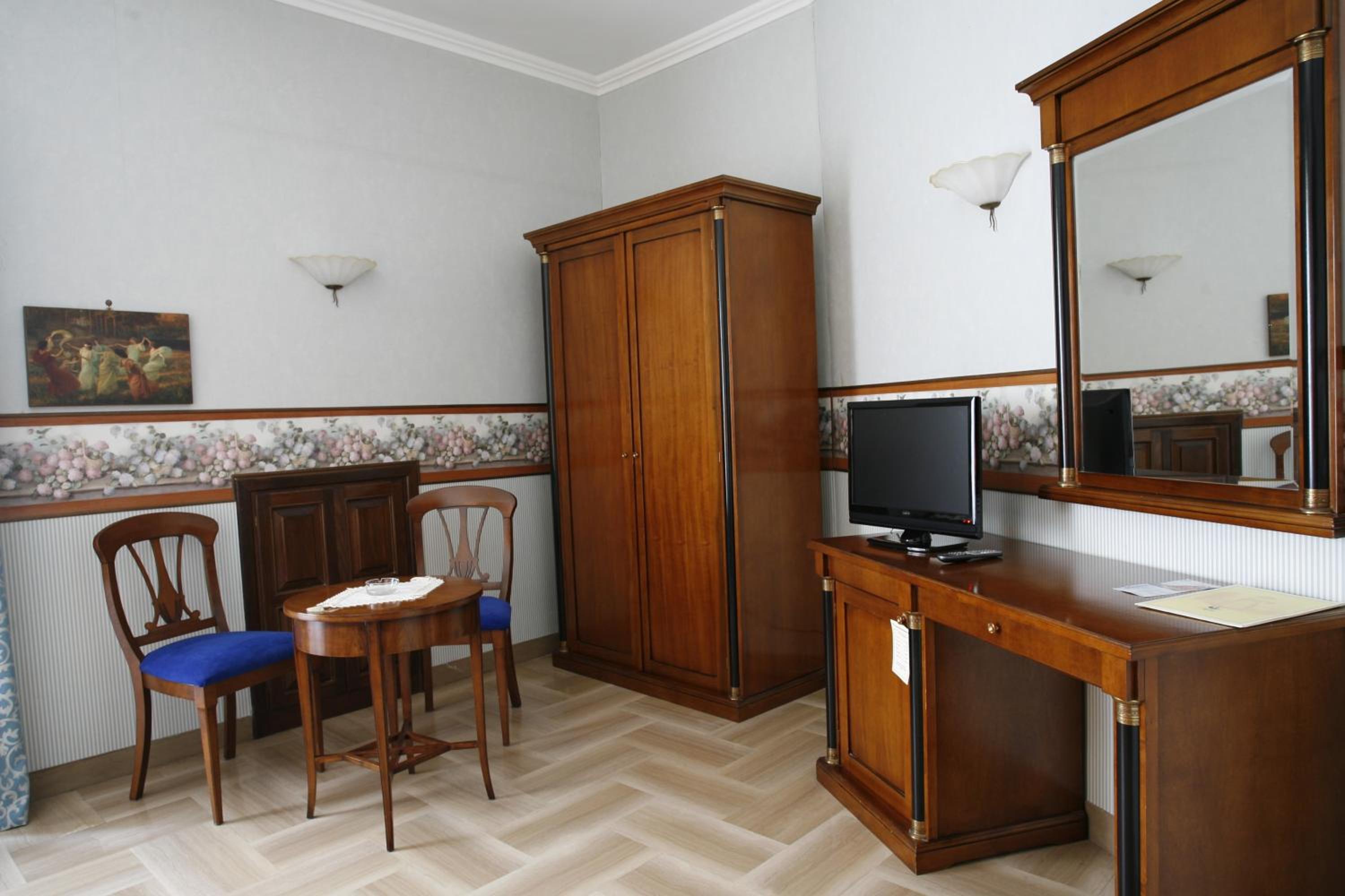 Standard Double or Twin Room - Photo 2