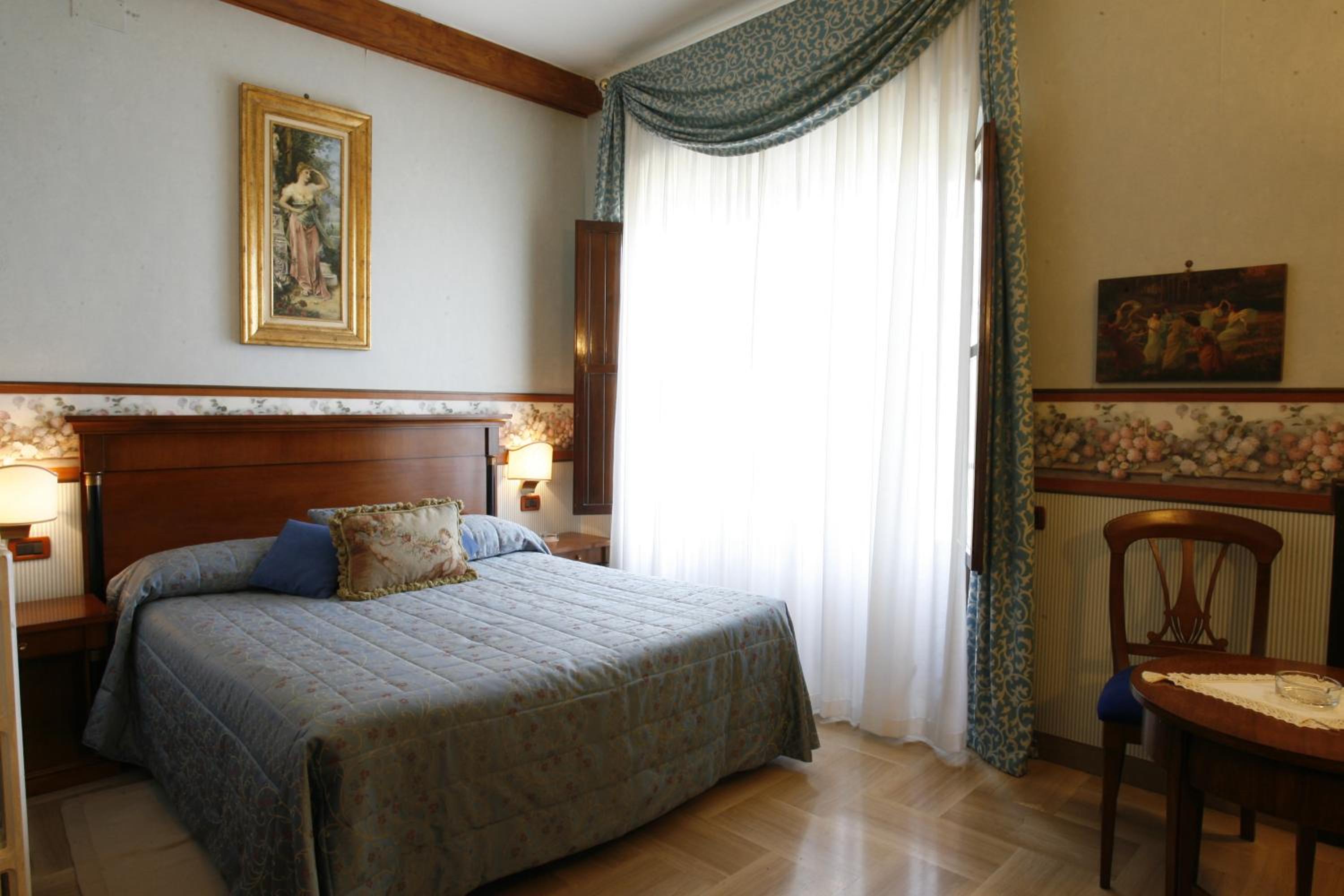 Standard Double or Twin Room - Photo 5
