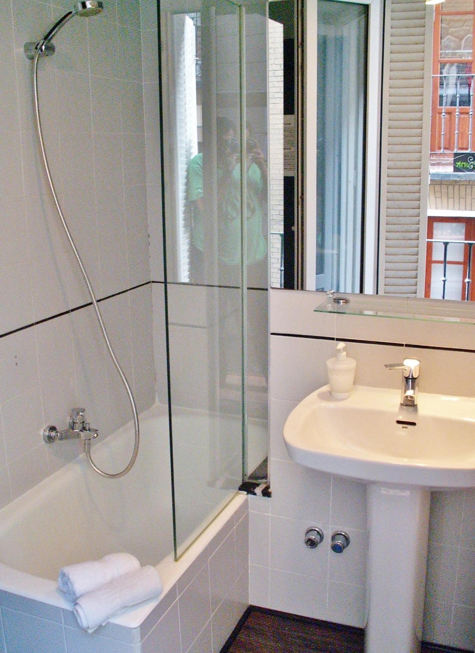 Family Room with Private Bathroom - Photo 5