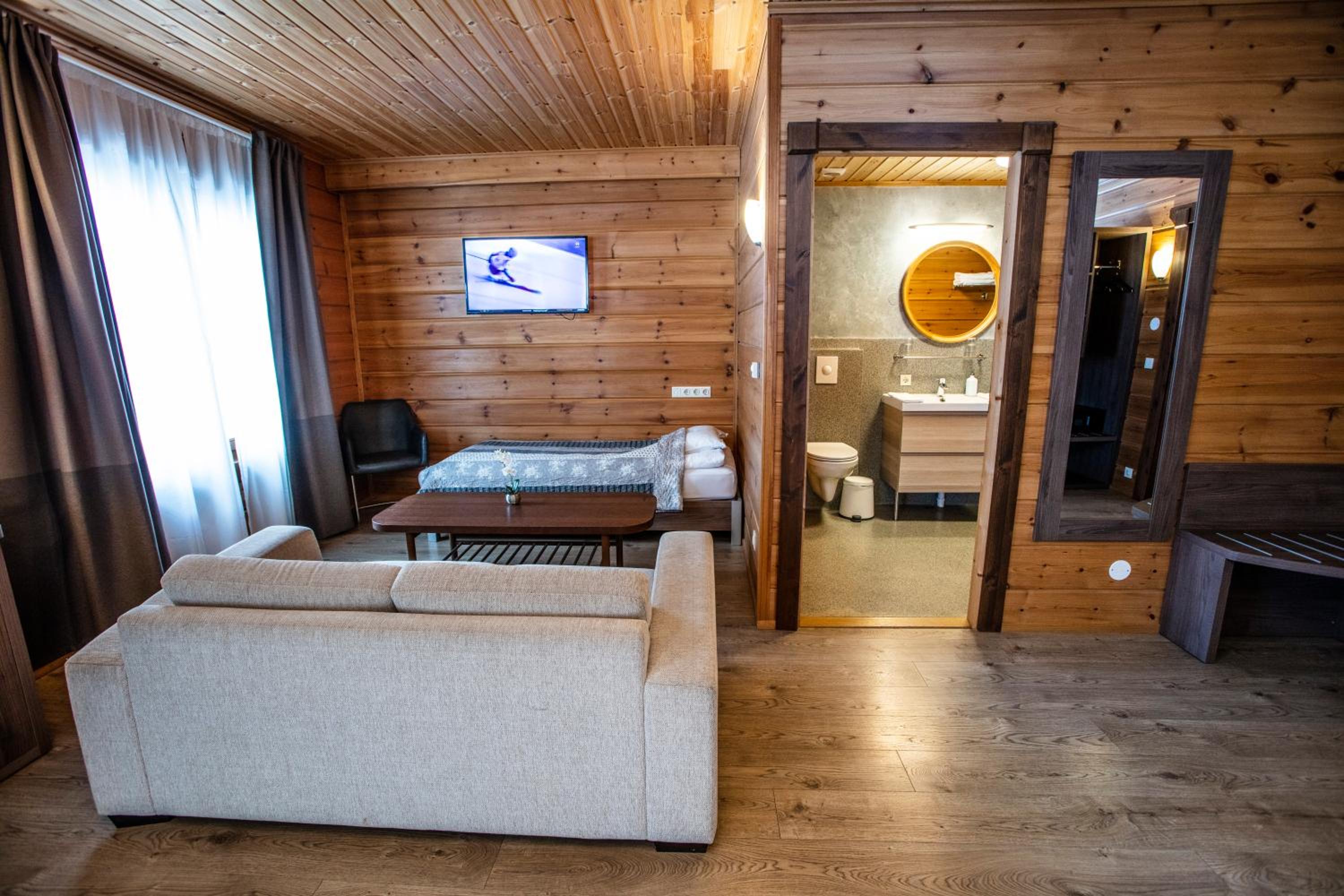 Deluxe King Suite photo 1