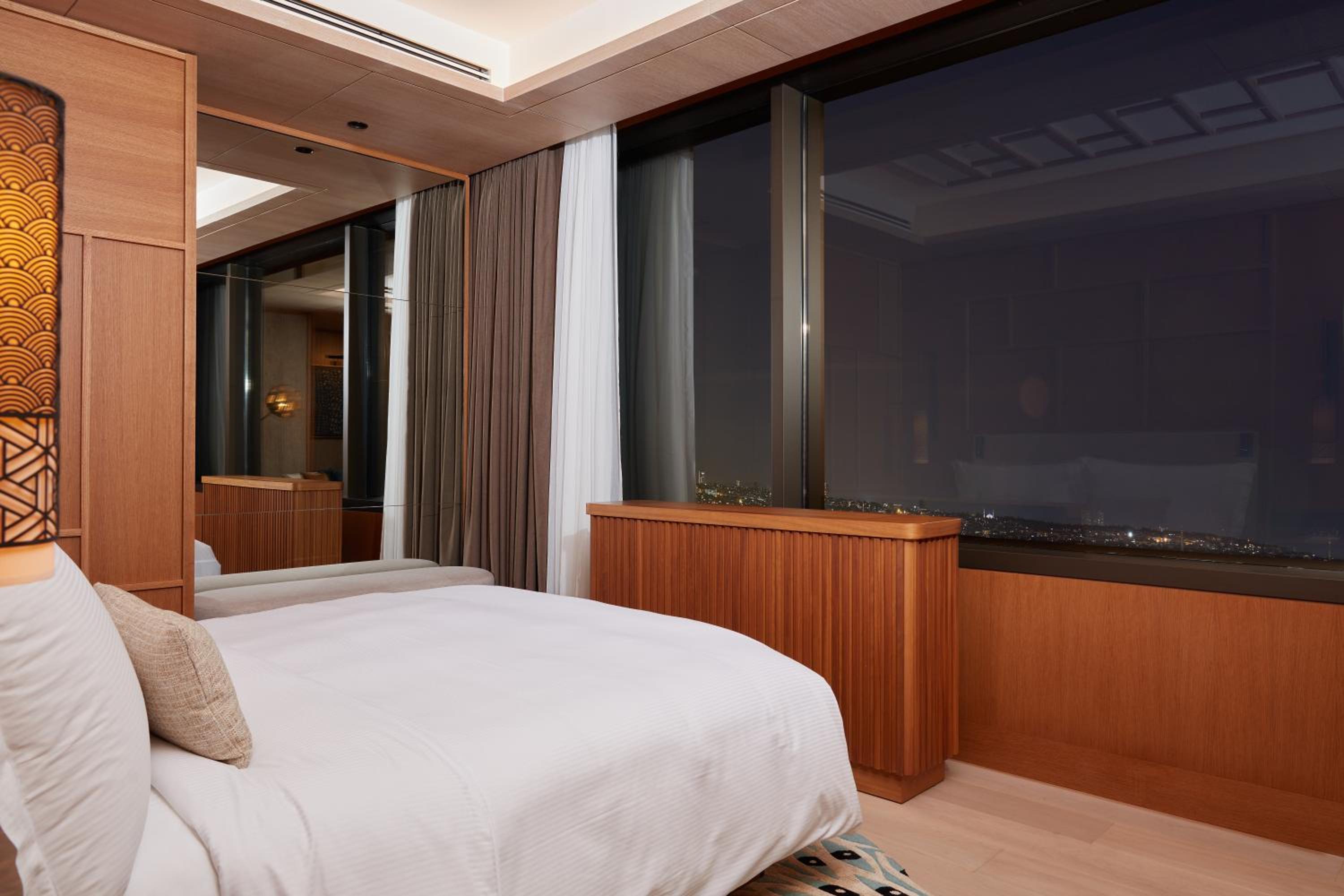 Nobu Suite with Terrace & Ofuro Tub - Bosphorus View - Club Lounge Access photo 2