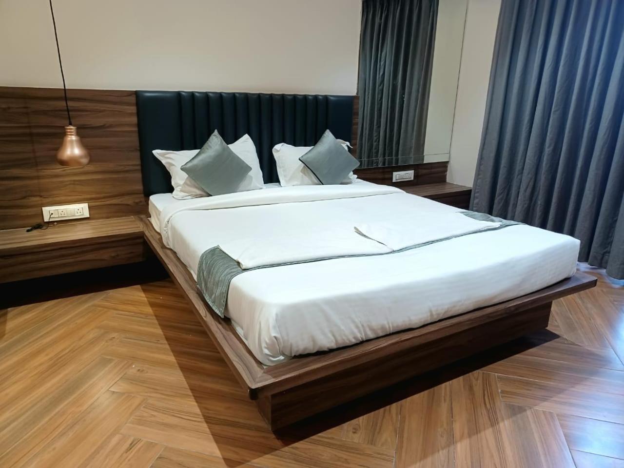 Deluxe King Suite