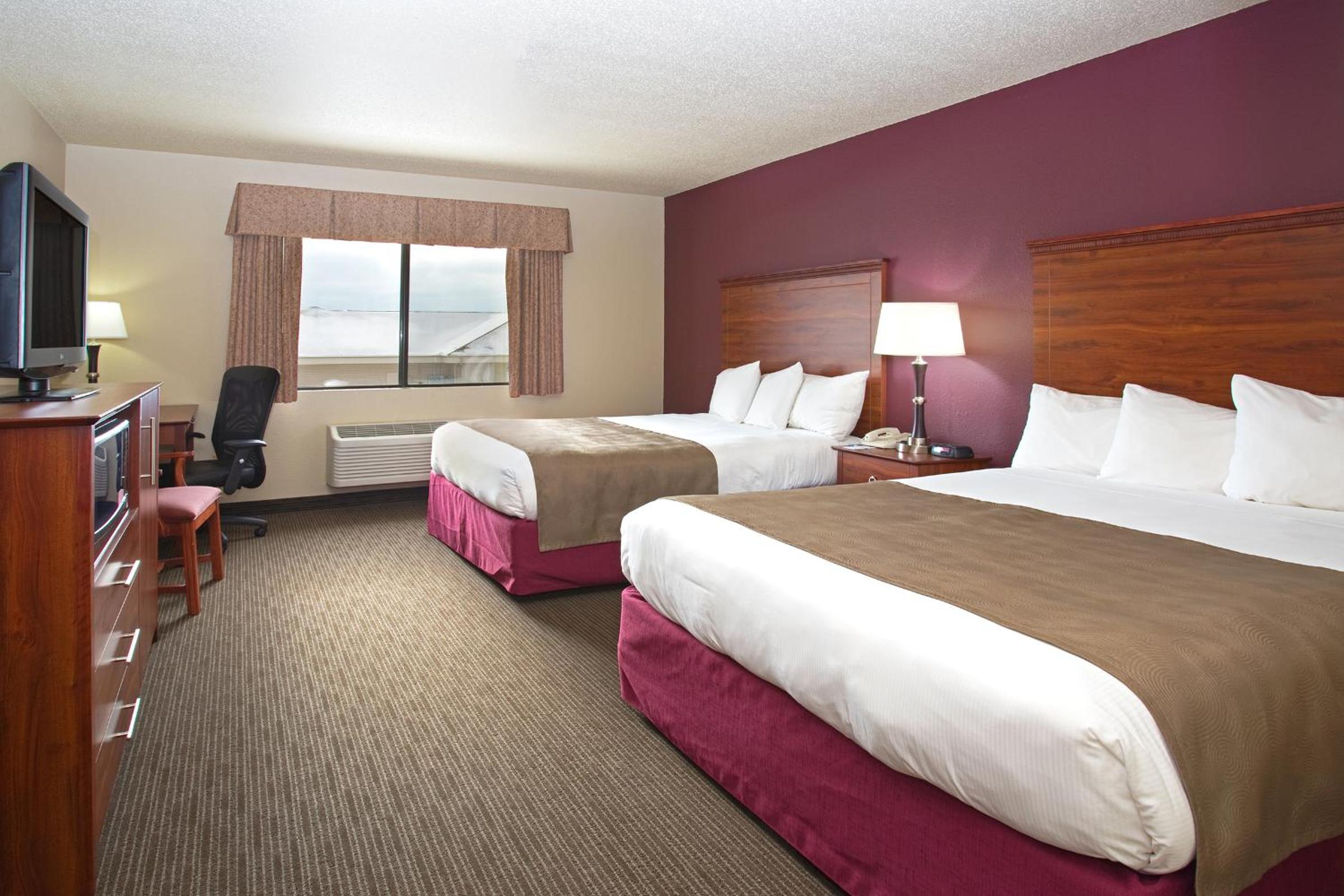 Queen Room with Two Queen Beds - Non-Smoking - Photo 6