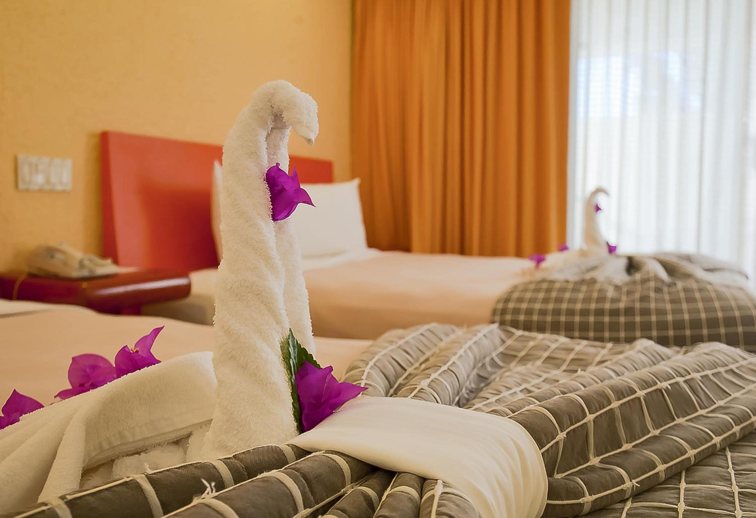 Standard Room with 2 queen size beds and balcony - Photo 3