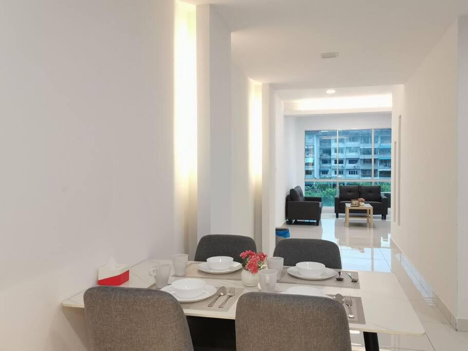 Three-Bedroom Apartment photo 3