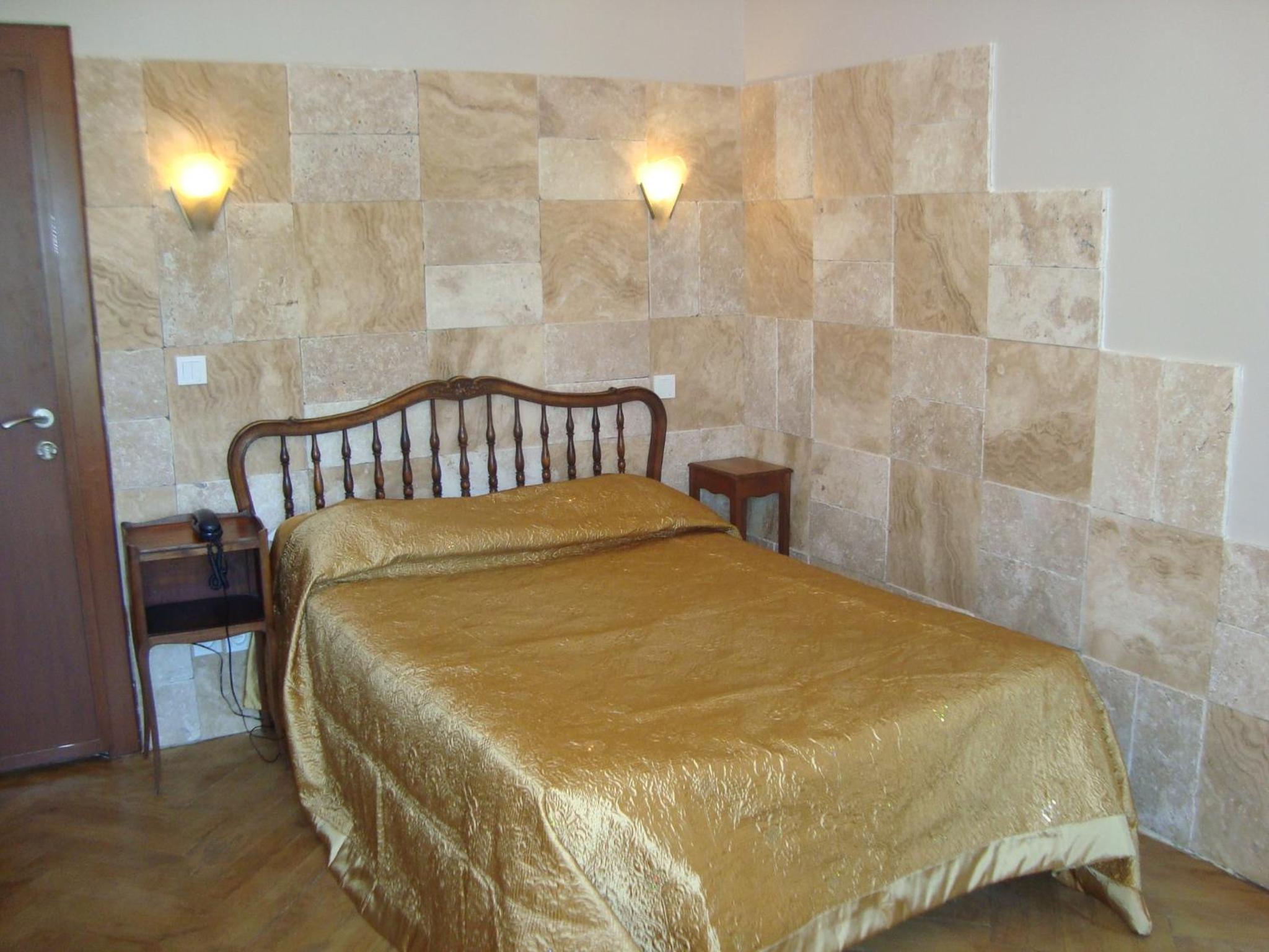 Double Room - Photo 6
