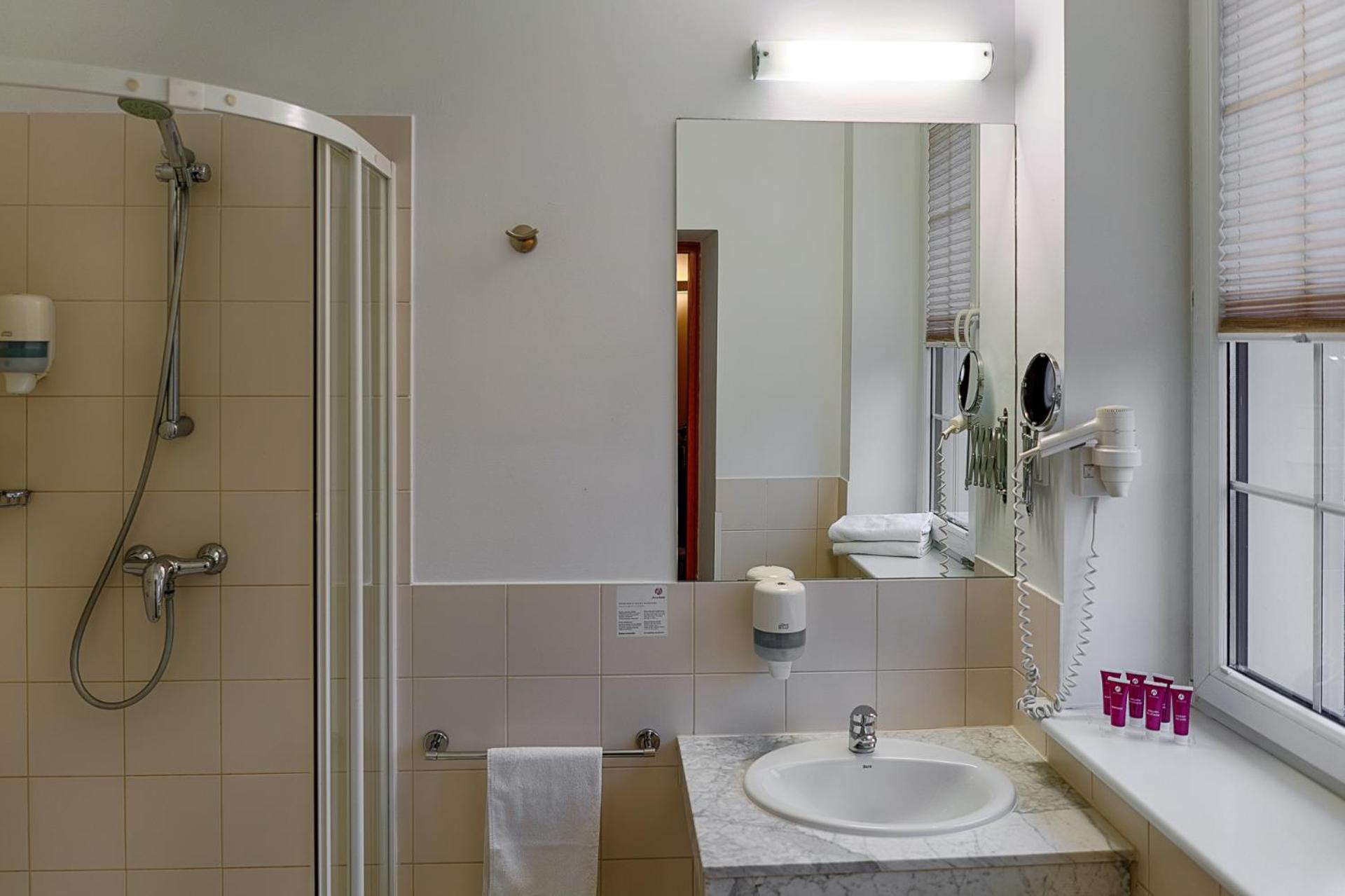 Large Double Room - Photo 3