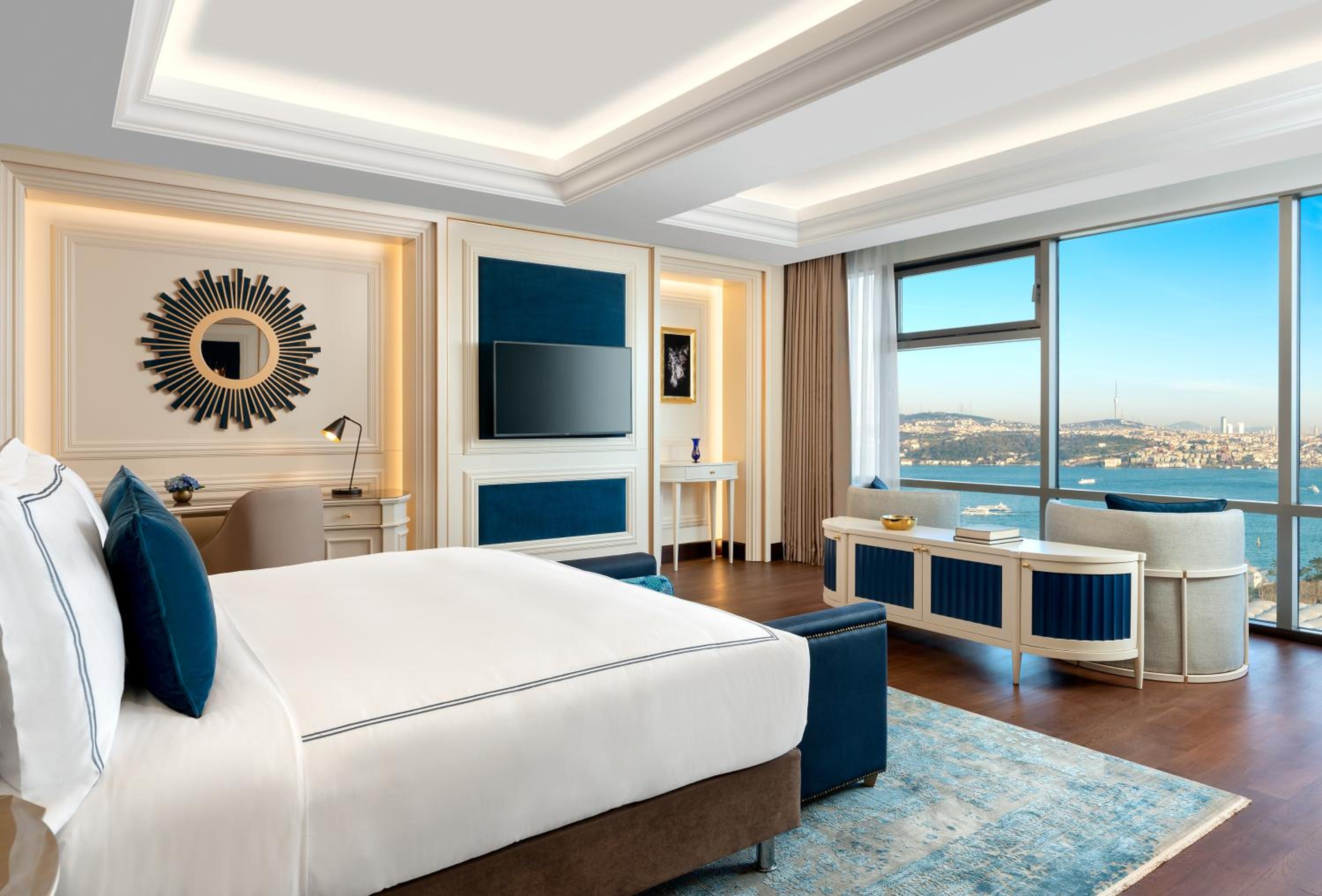 Ritz Carlton Suite with Spa Bath - Bosphorus View, Club Lounge Access photo 2