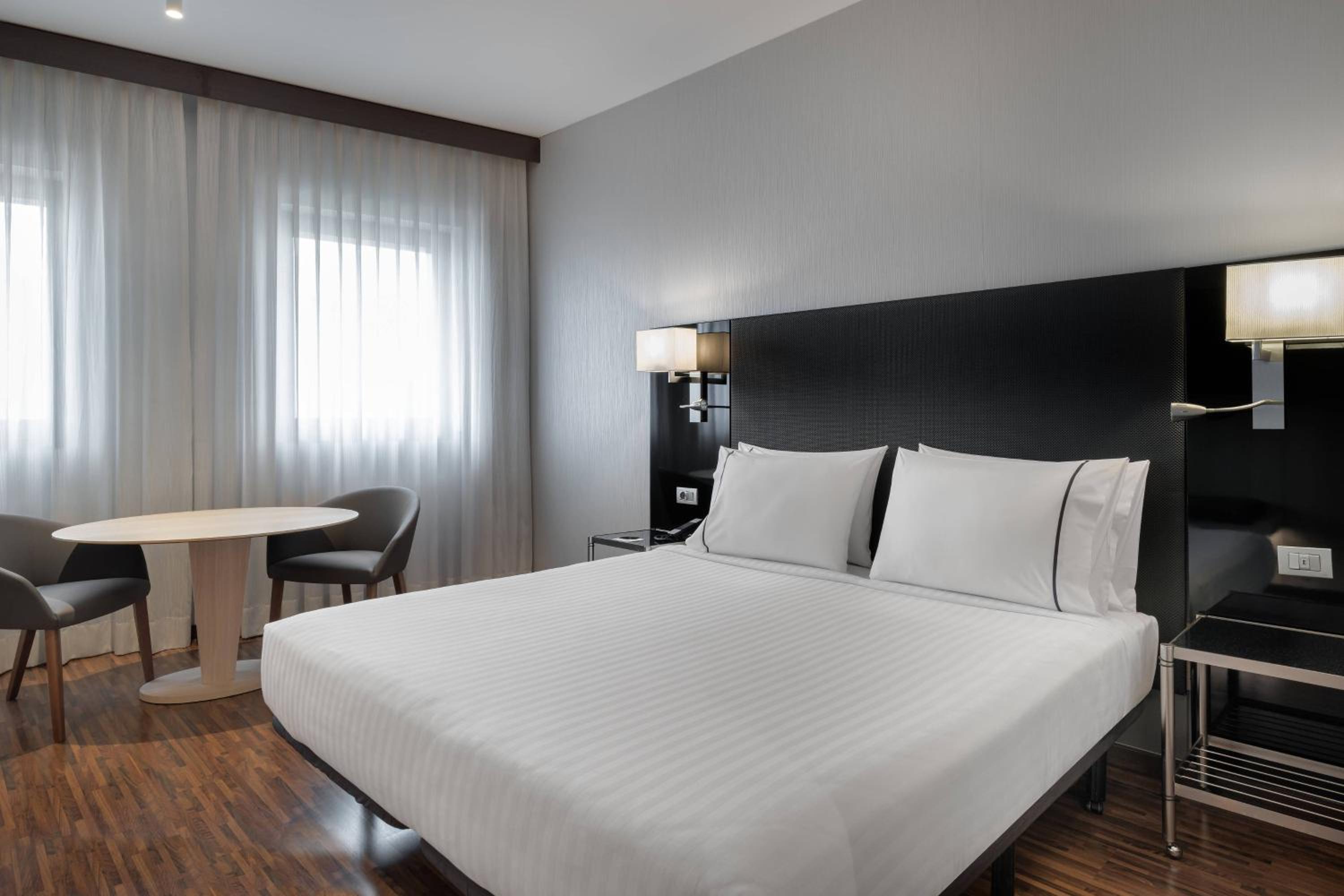 Standard King Room with Skyline View