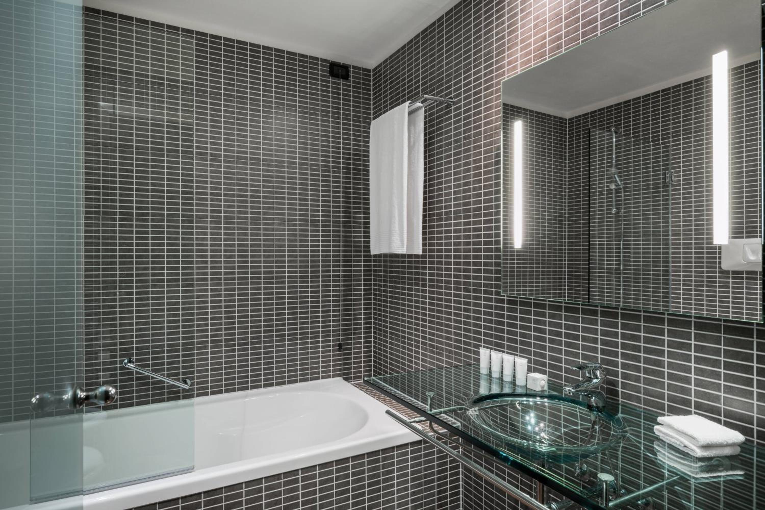 Standard Triple Room with City View
