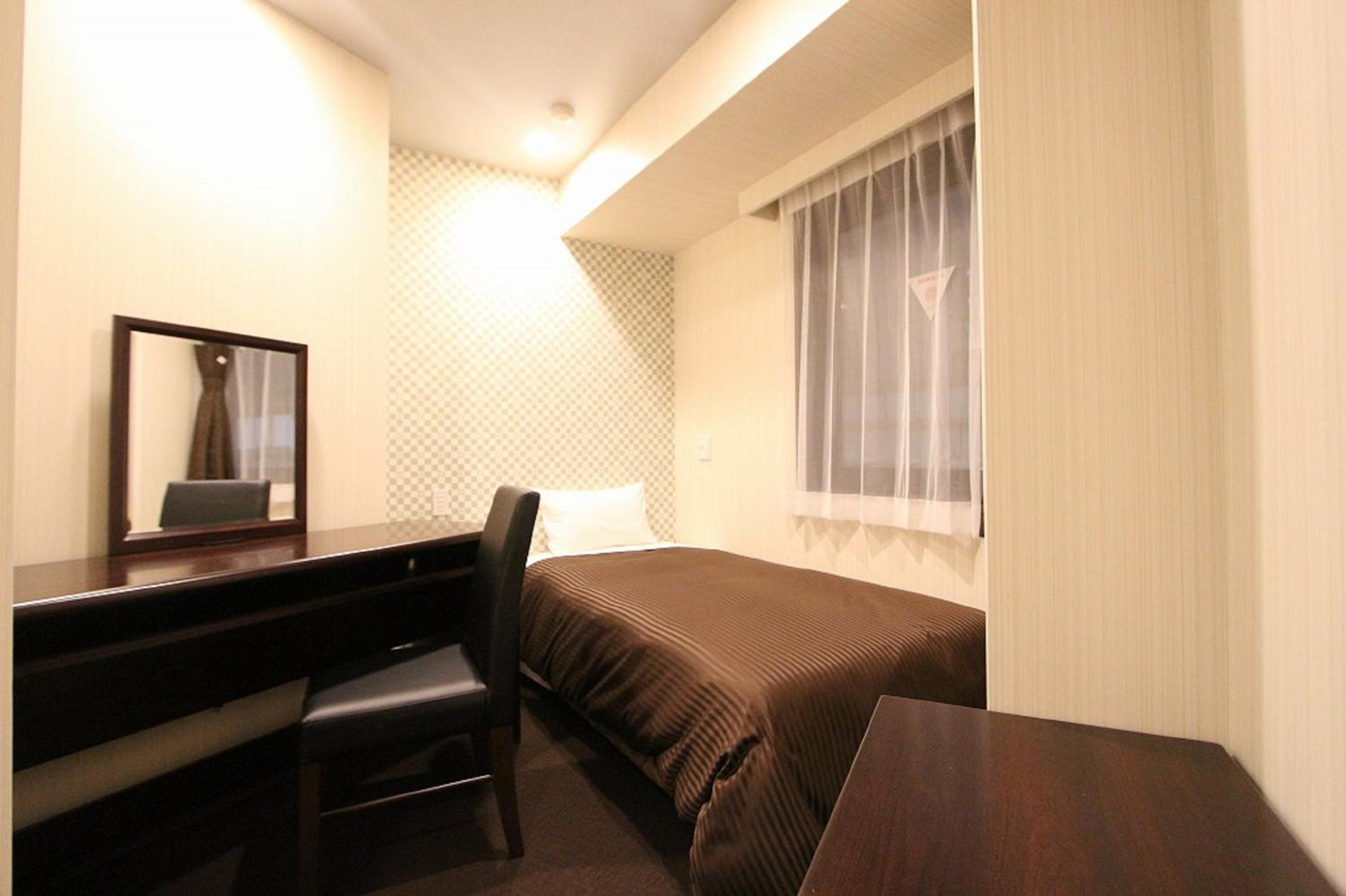 Compact Single Room - Smoking - Small Dog Friendly