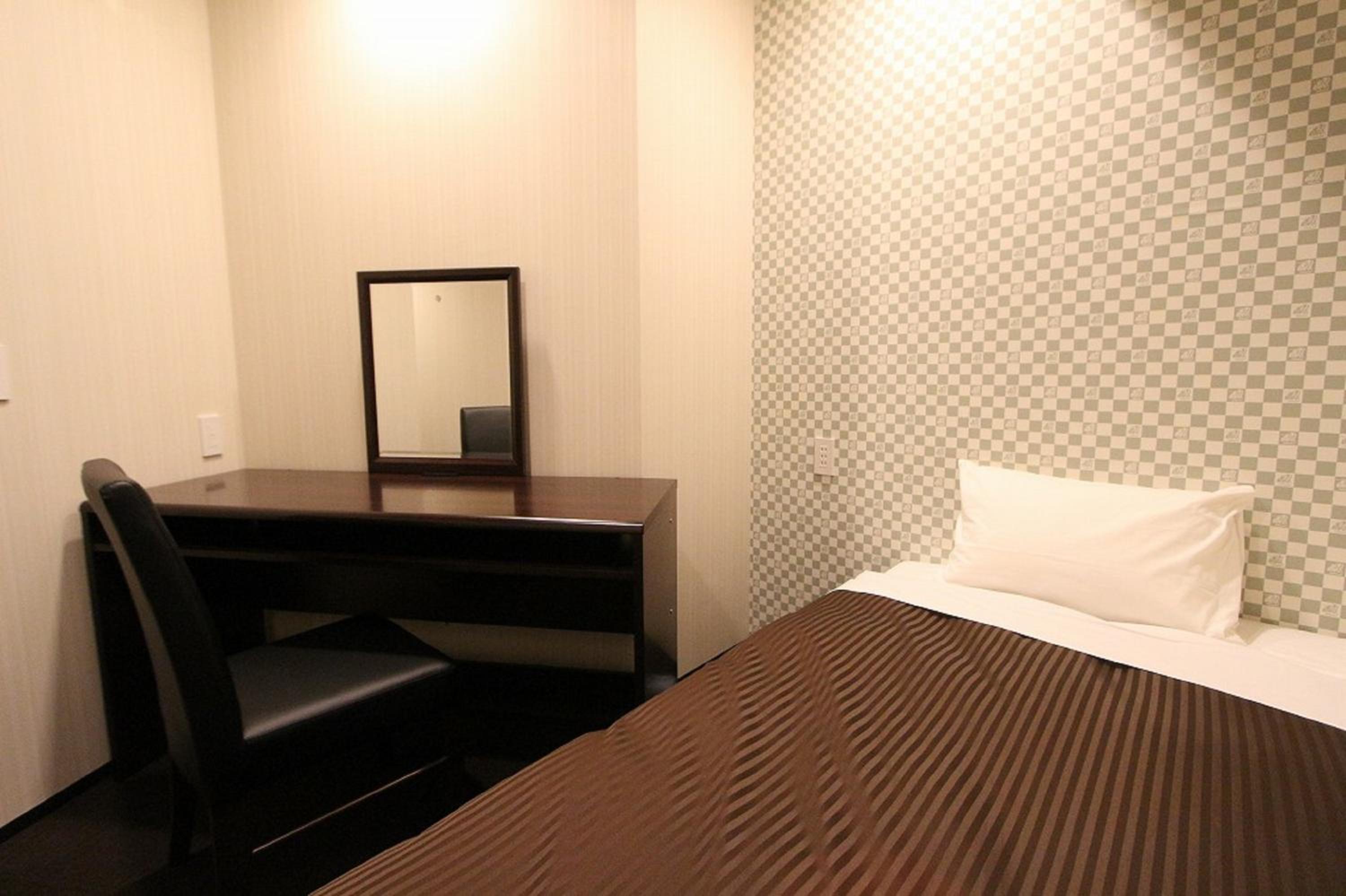 Compact Single Room - Smoking - Small Dog Friendly photo 2