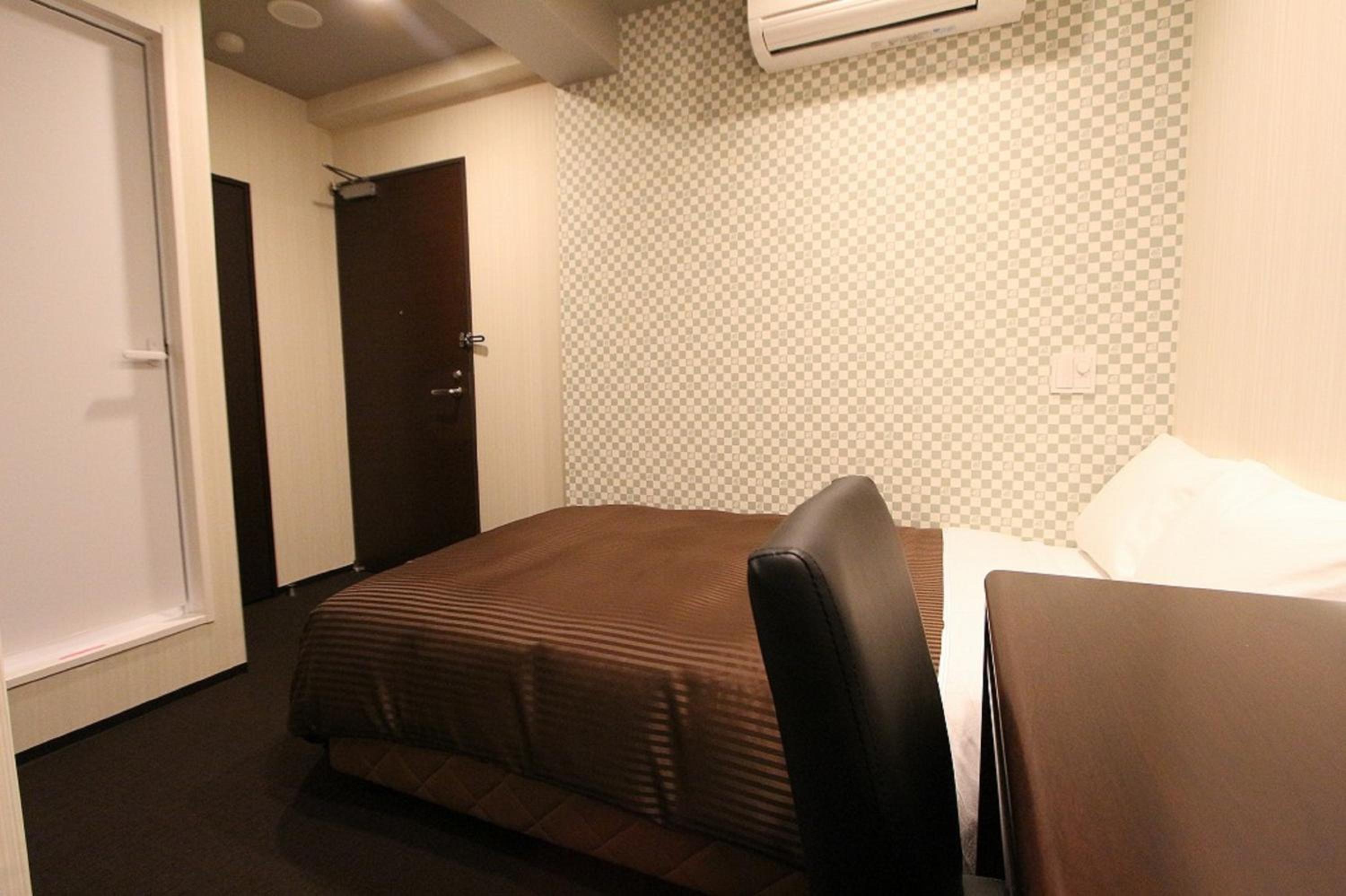 Double Room with Small Double Bed - Smoking photo 2