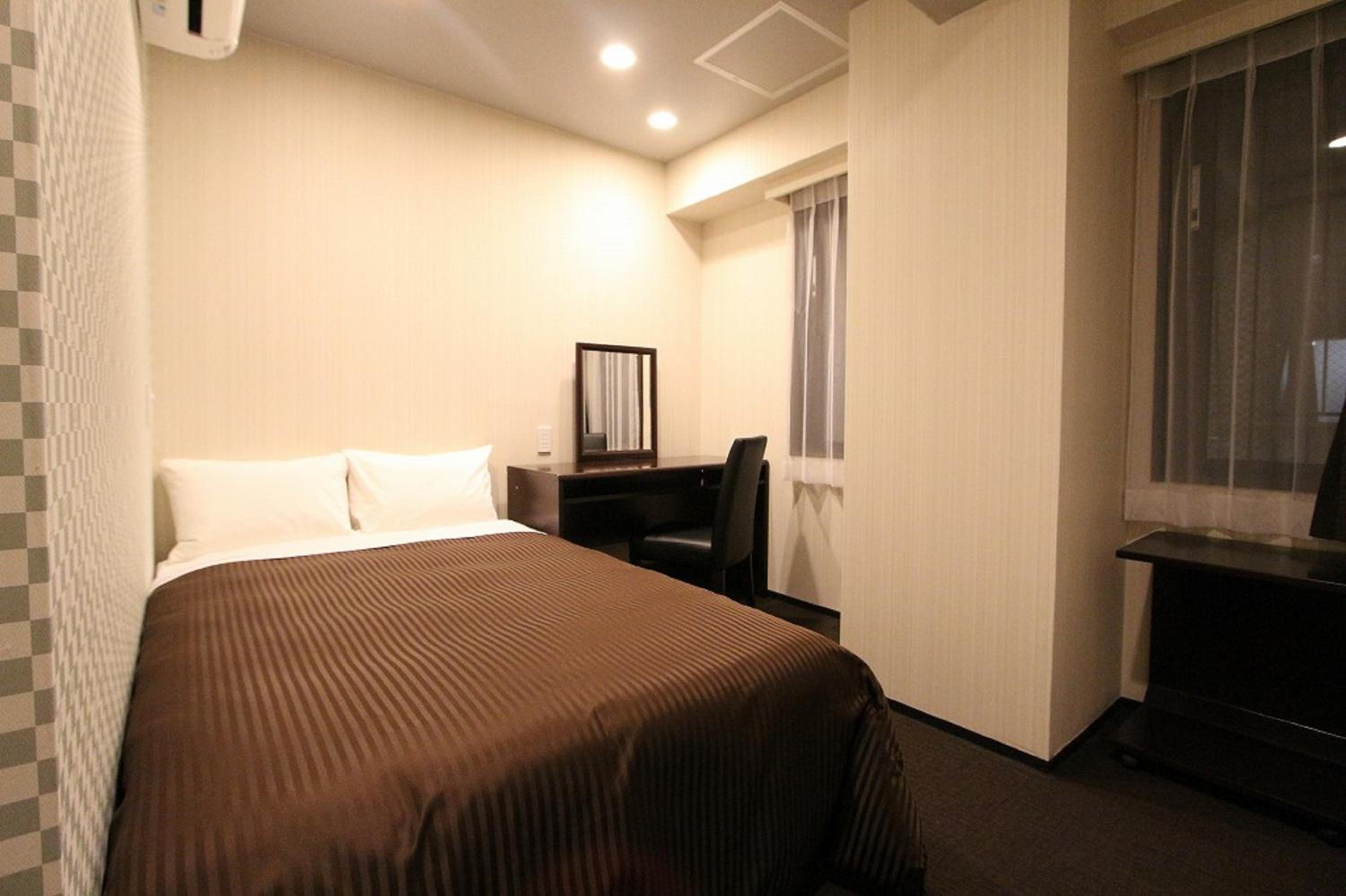 Double Room with Small Double Bed - Smoking photo 2