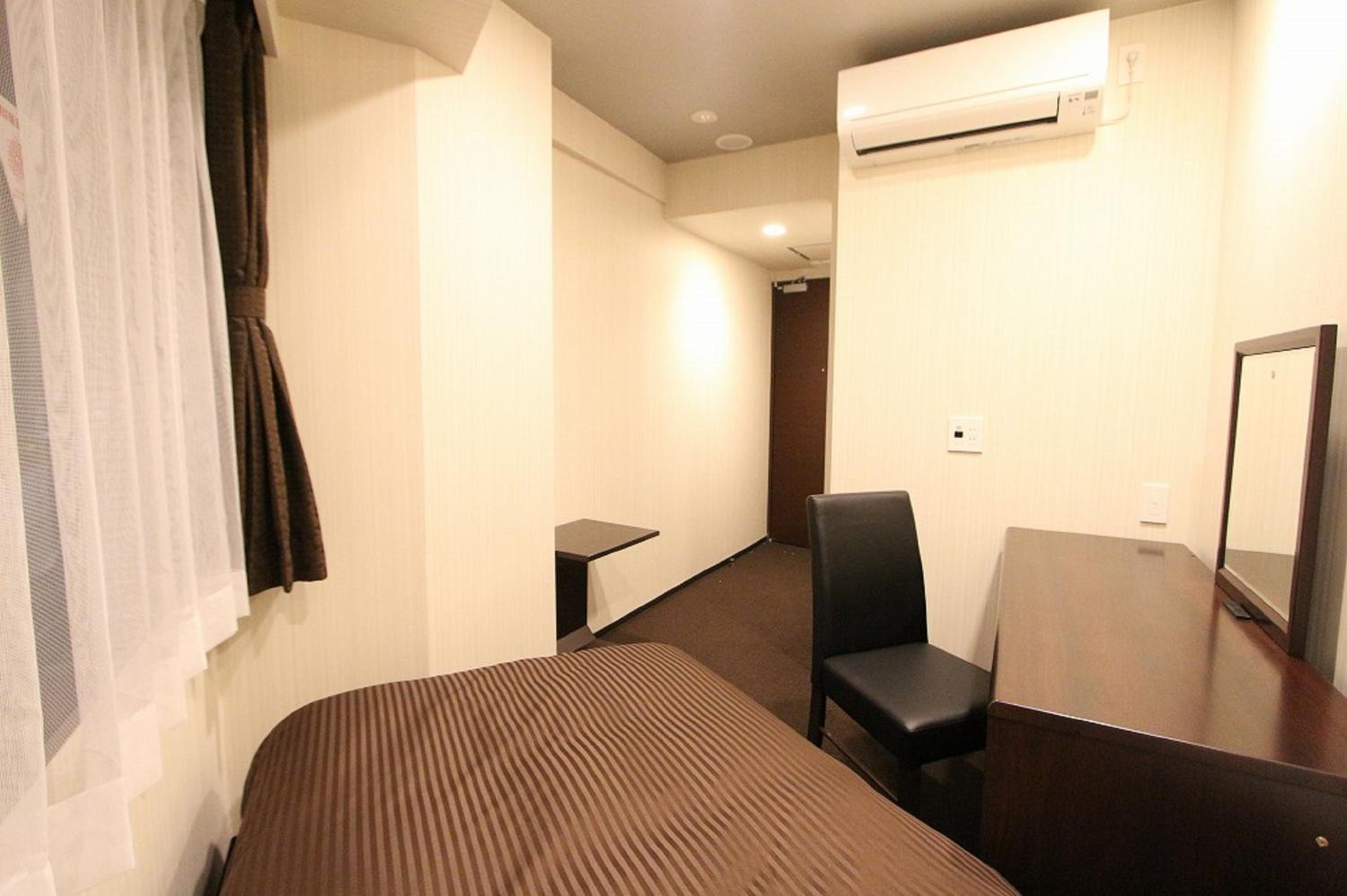 Compact Single Room - Smoking - Small Dog Friendly photo 3