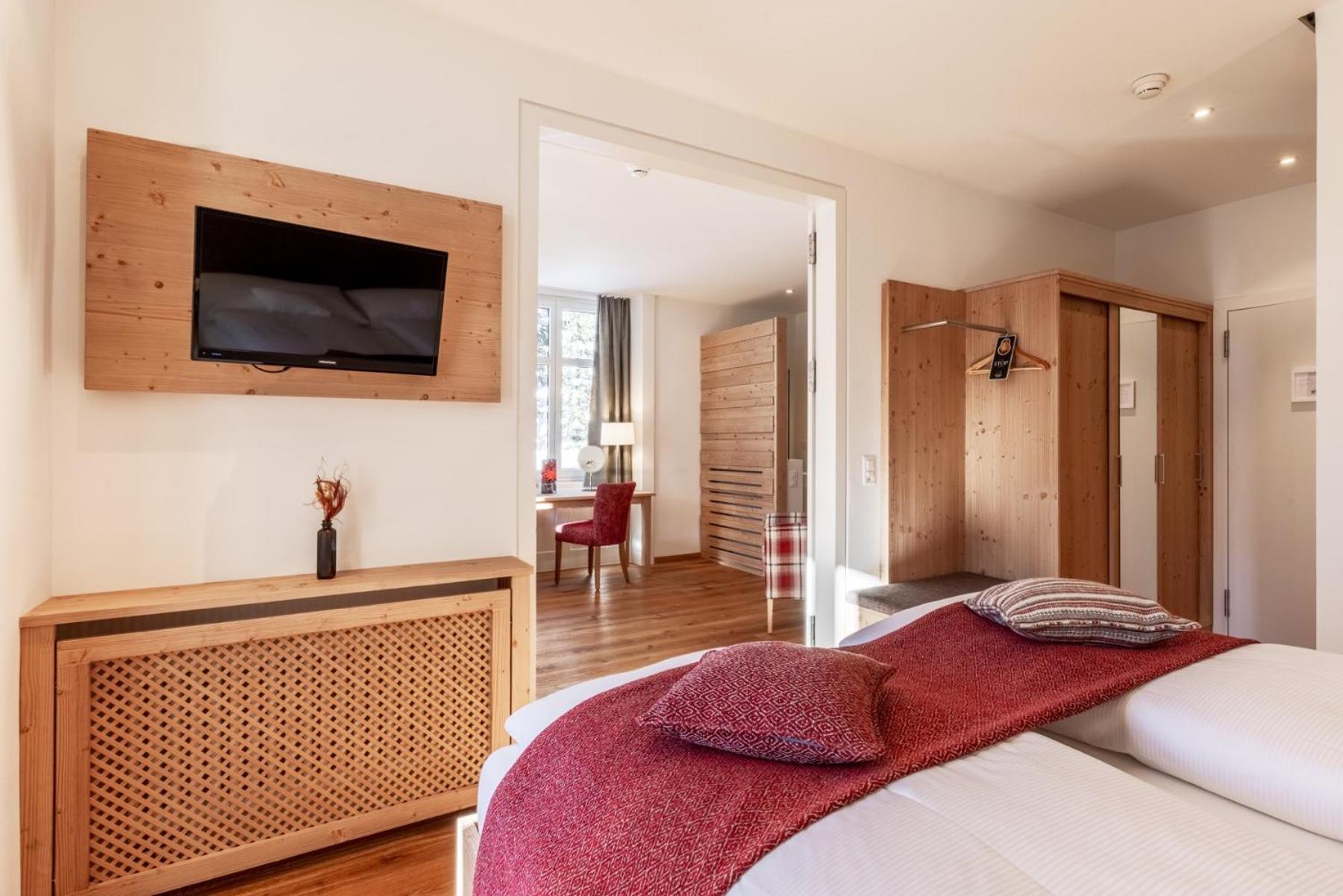 Junior Suite with Balcony - Photo 2