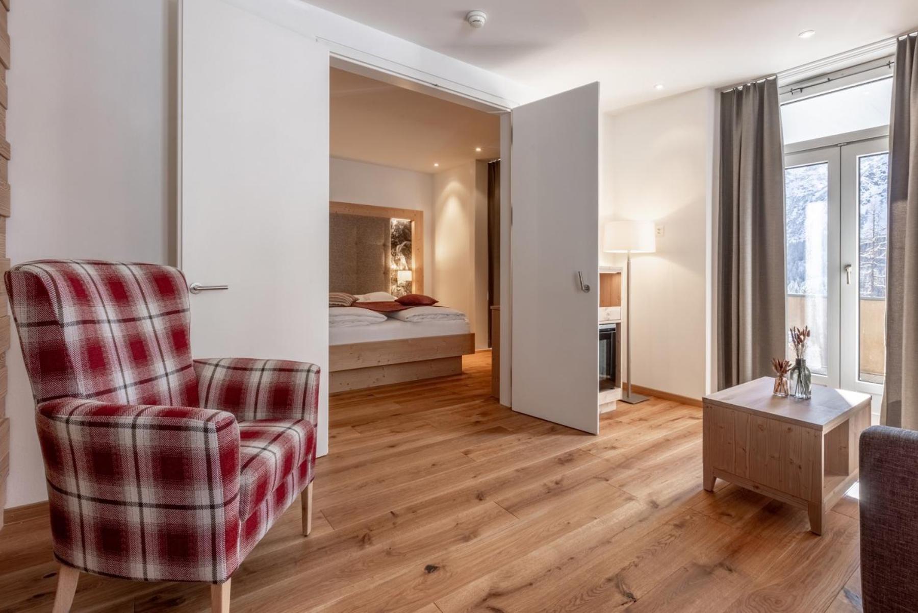 Junior Suite with Balcony - Photo 3